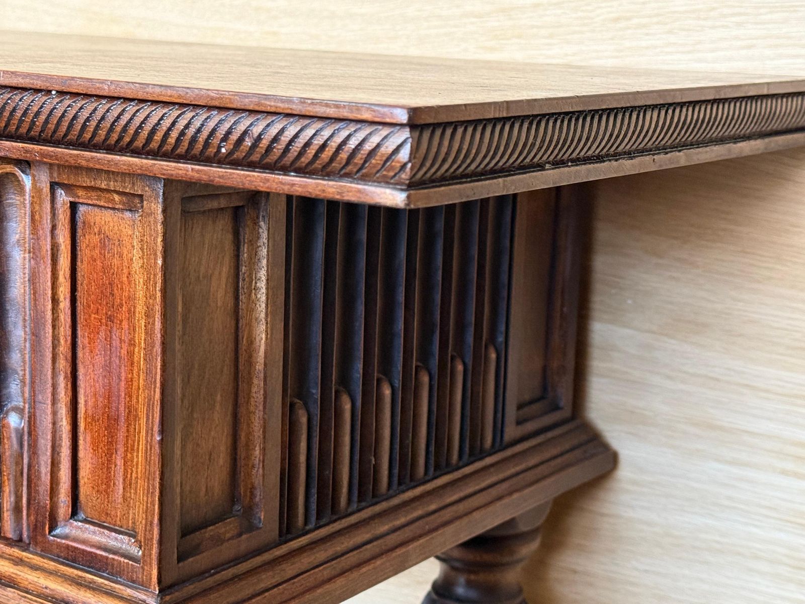 photo furniture Console espagnole à deux tiroirs sculptés, années 1900