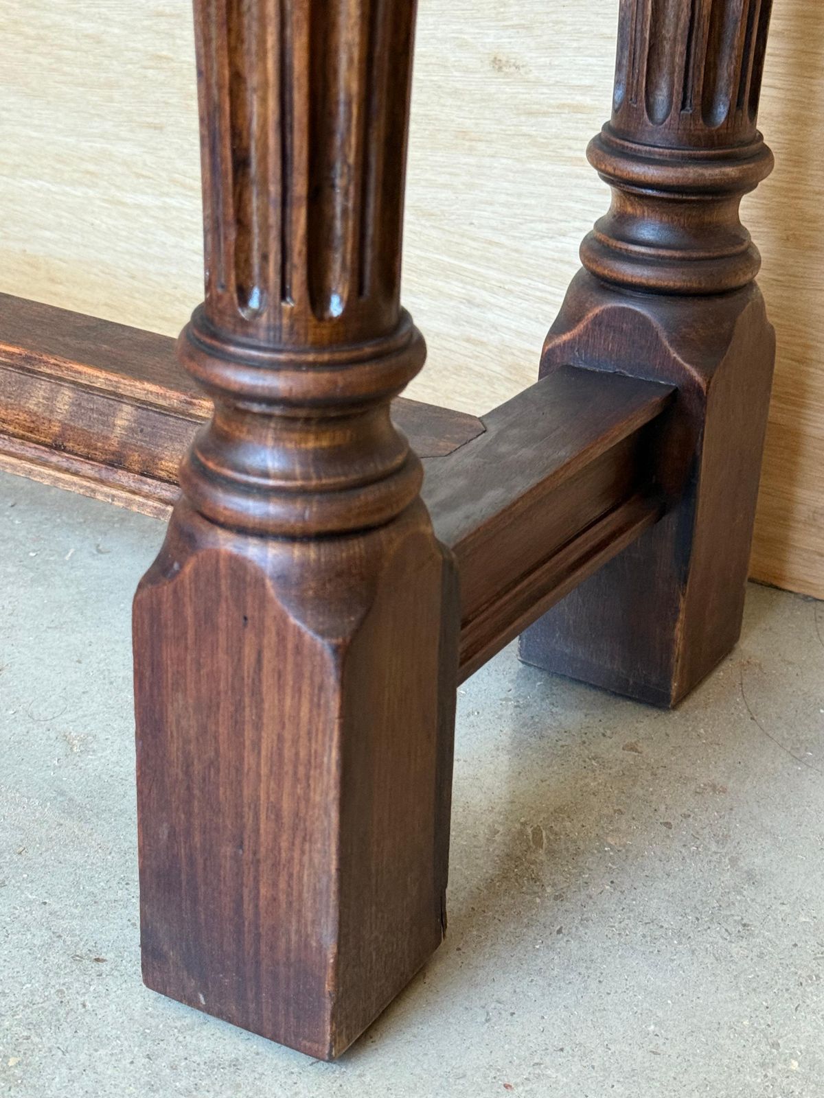 Mobilier Console espagnole à deux tiroirs sculptés, années 1900 photo