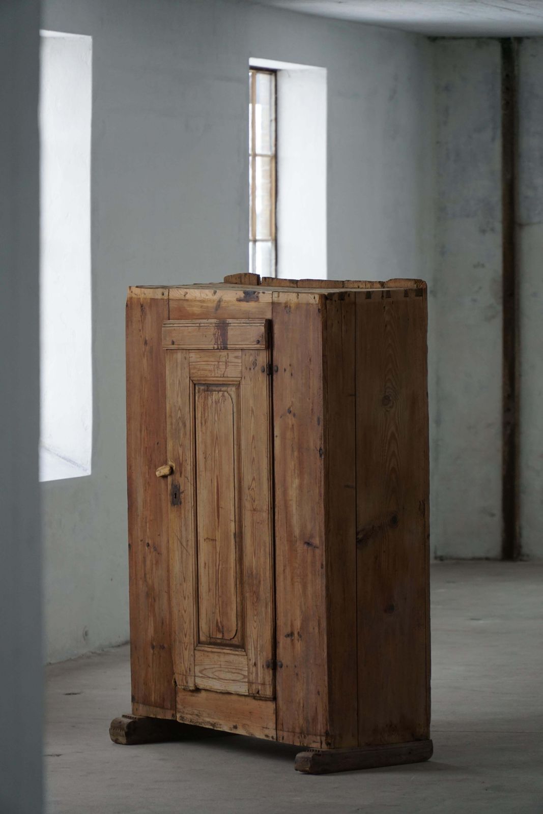 photo vintage Antique Swedish Primitive Patinated Folk Art Cabinet In Pine, Early 18th Century
