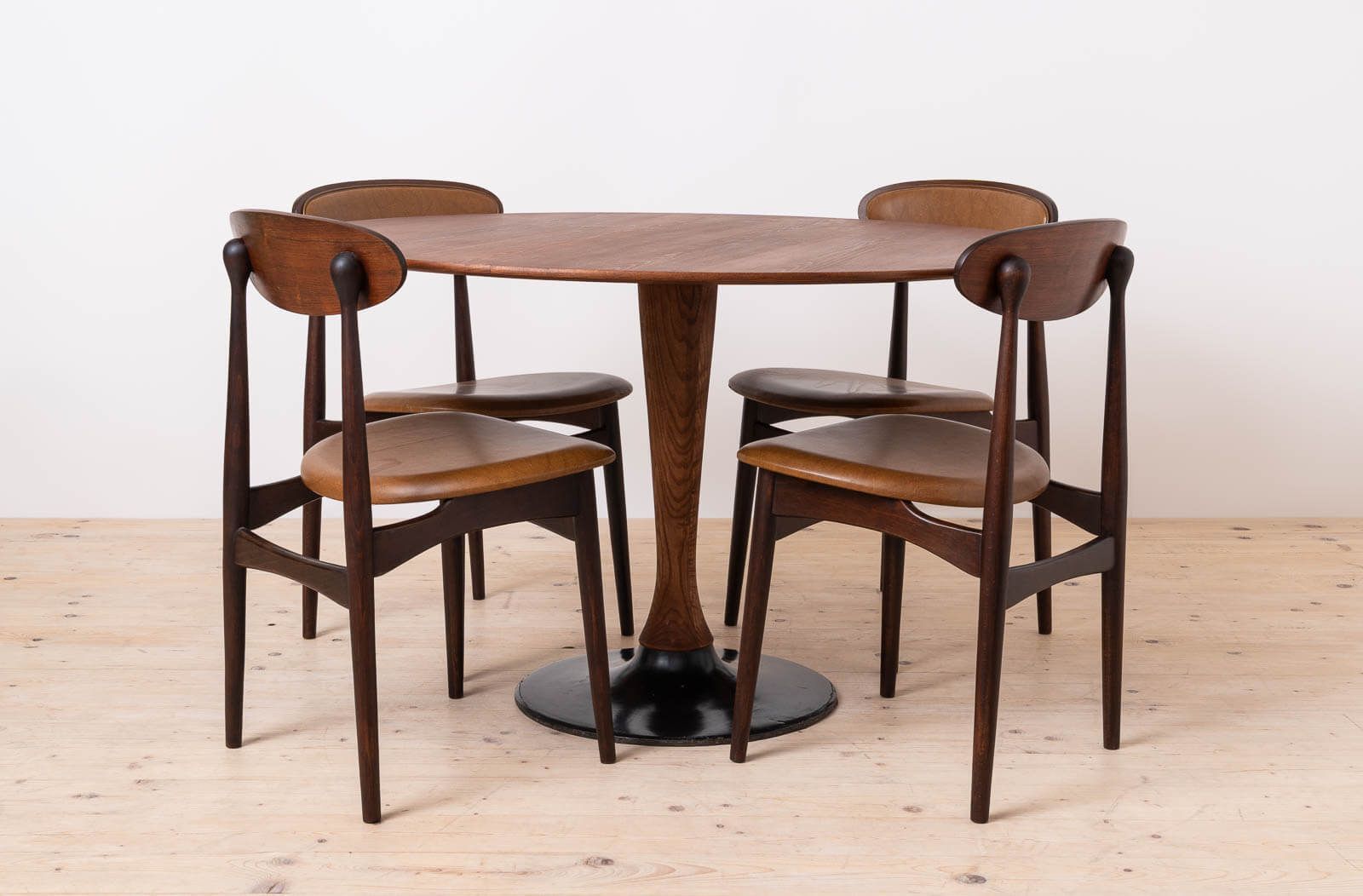 Mid Century Modern Dining Set, Round Table With 4 Fredrik Kayser Chairs No. 125b