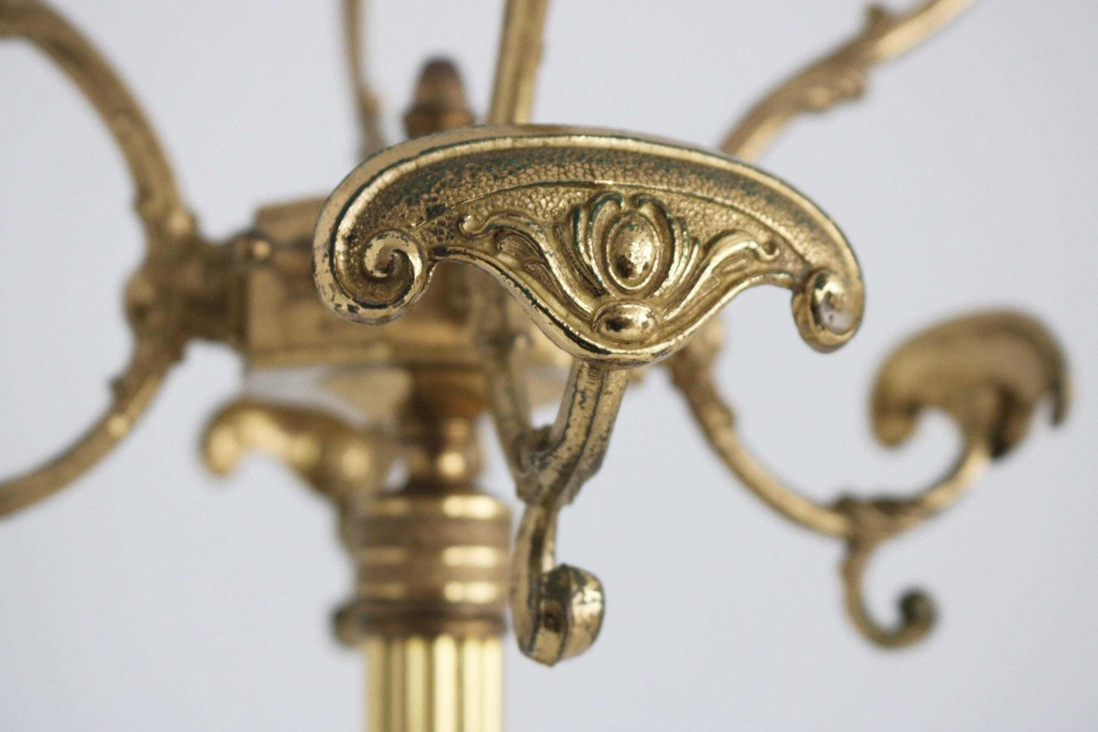 Antieke Stijl Messing Kapstok Met Draaibare Kroon En Marmeren Voet – Italiaanse Hollywood Regency Halstandaard, Vintage Goud photo Meubels