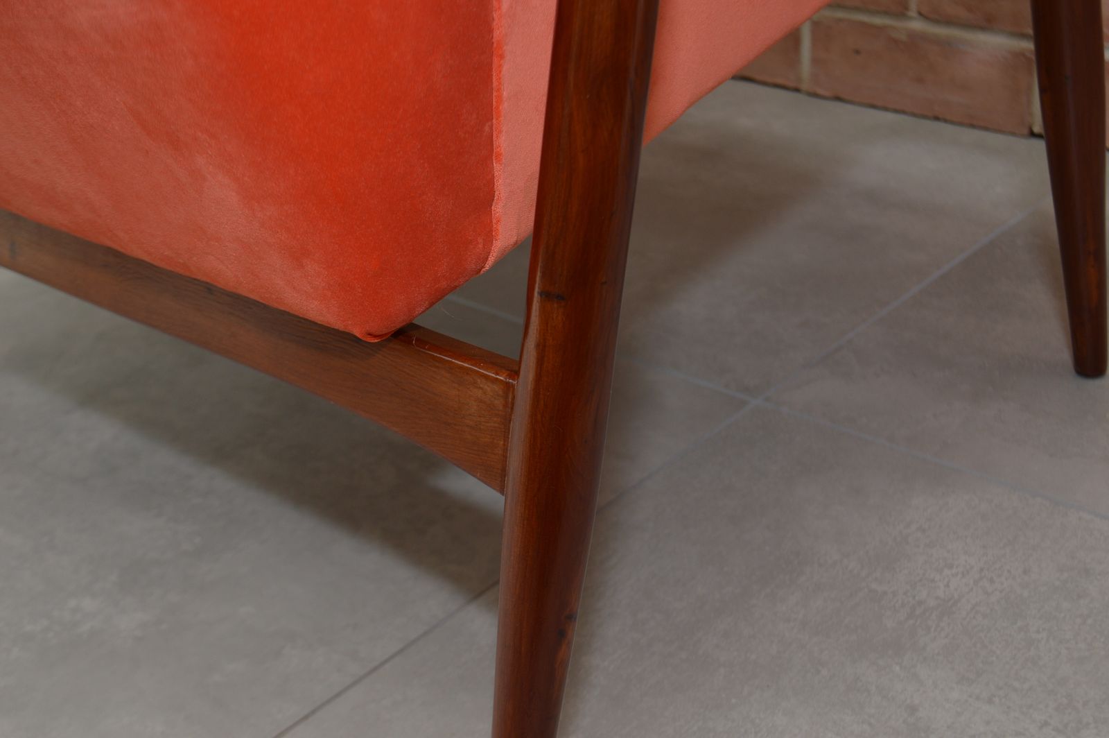 photo furniture Mid Century Parker Knoll "New Menton" Model Pk940 Teak Armchair, Orange Velvet Upholstery