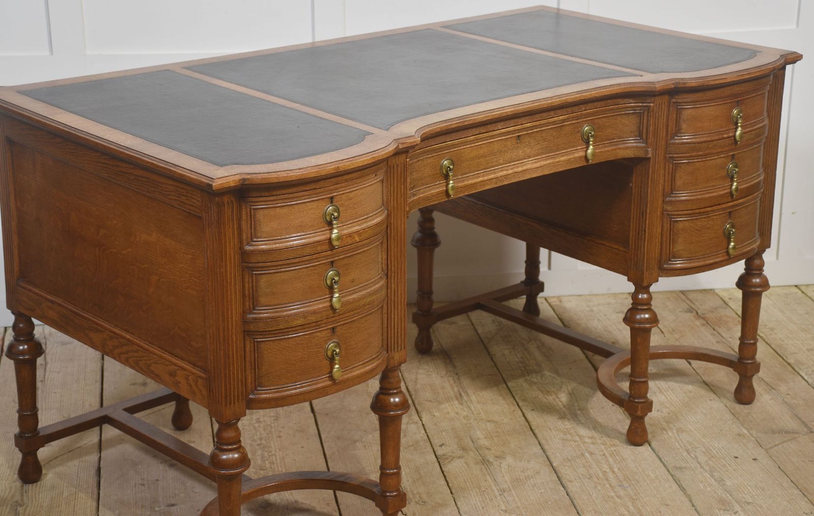 Oak Pedestal Writing Desk, Mid 20th Century photo vintage