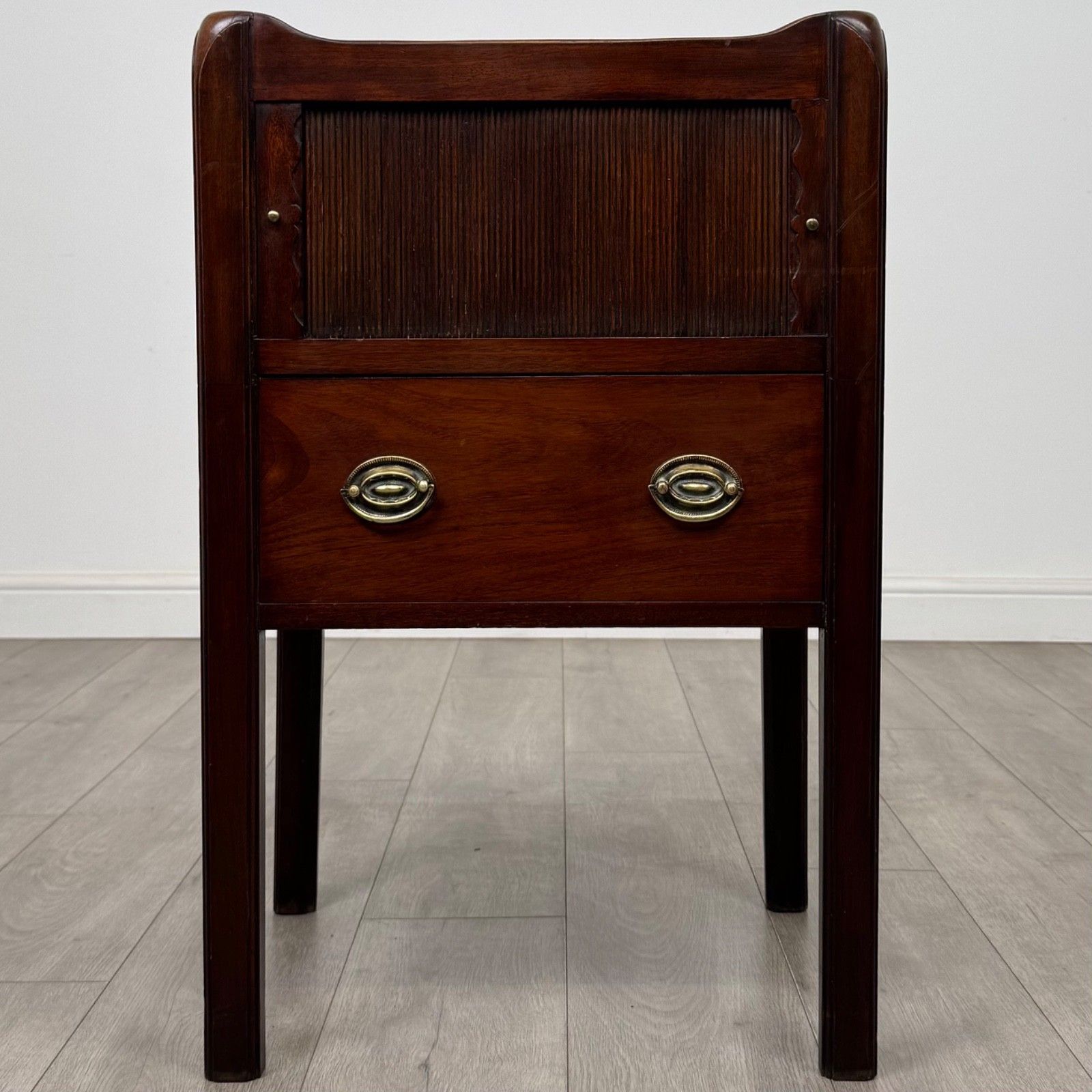 Antique 18th Century Fine Quality Cabinet In Mahogany
