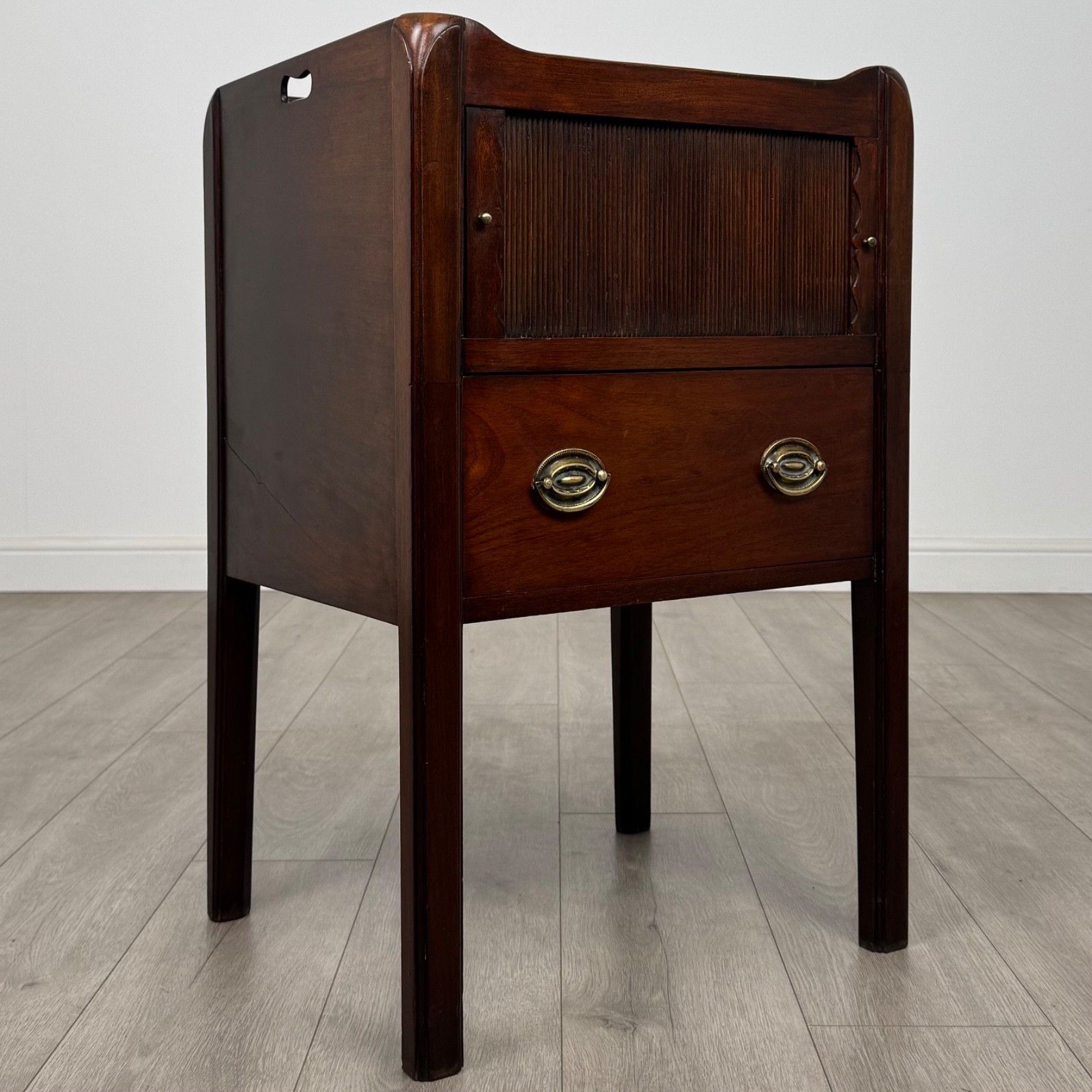 photo furniture Antique 18th Century Fine Quality Cabinet In Mahogany