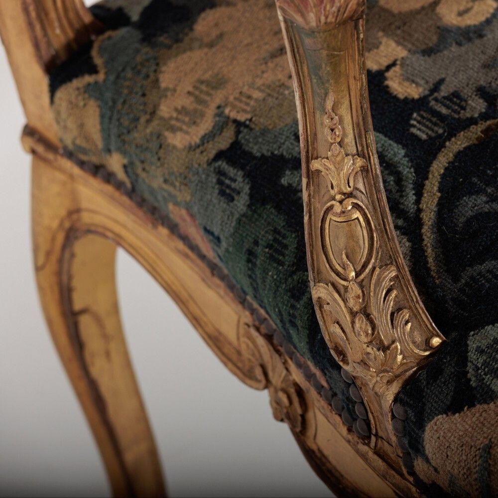 photo vinterior Pair Of Late 19th Century English Bertram & Sons Giltwood Salon Armchairs