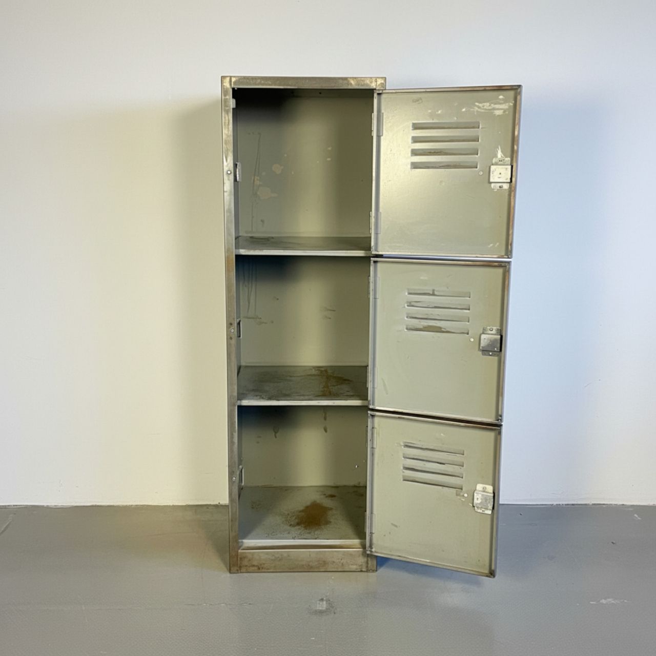 Vintage Locker With 3 Compartments photo 439.0