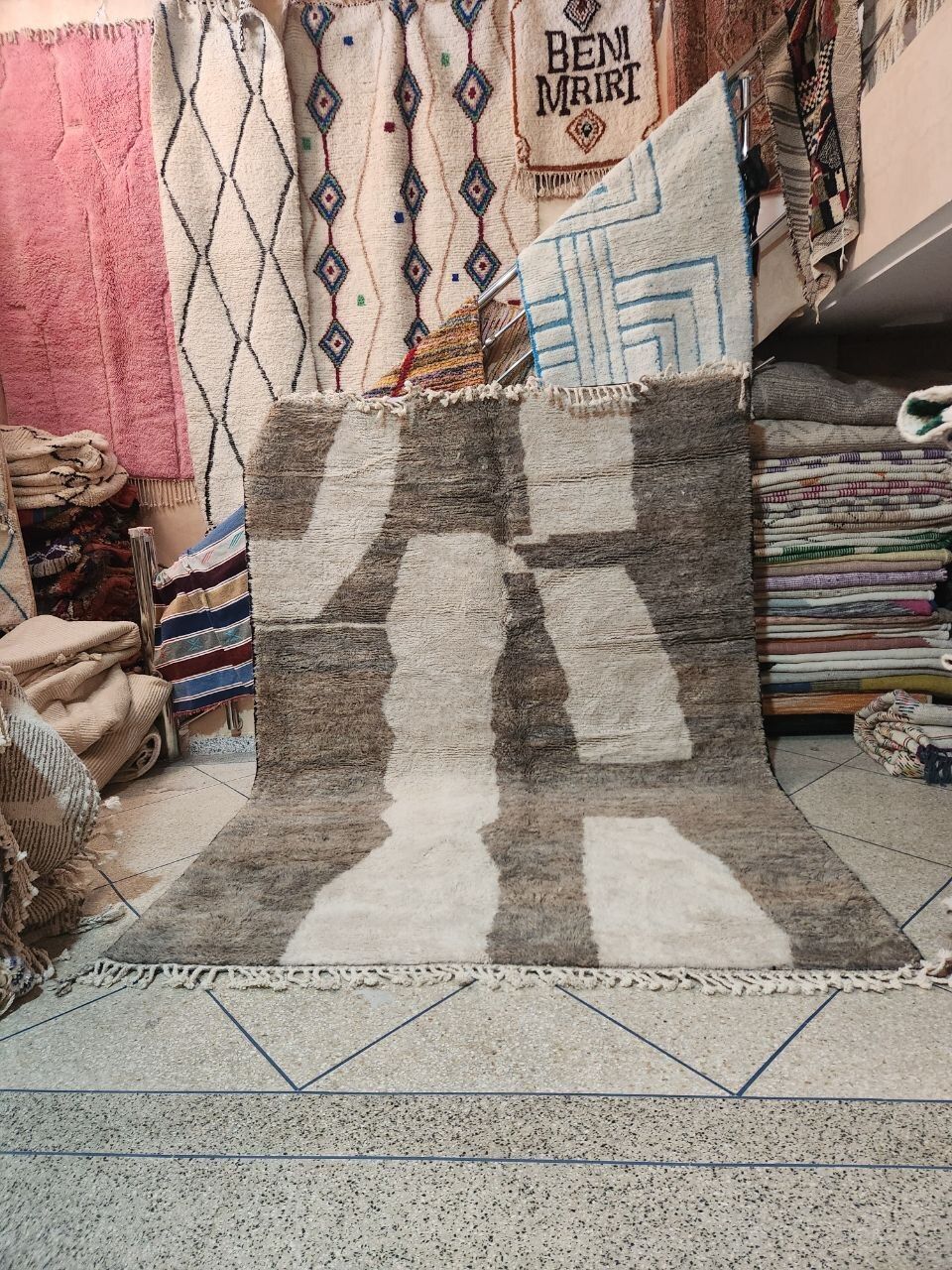 Large Beni Ourain Rug 300x200cm – Abstract Moroccan Wool Carpet – Taupe & Ivory – Contemporary Tribal Design