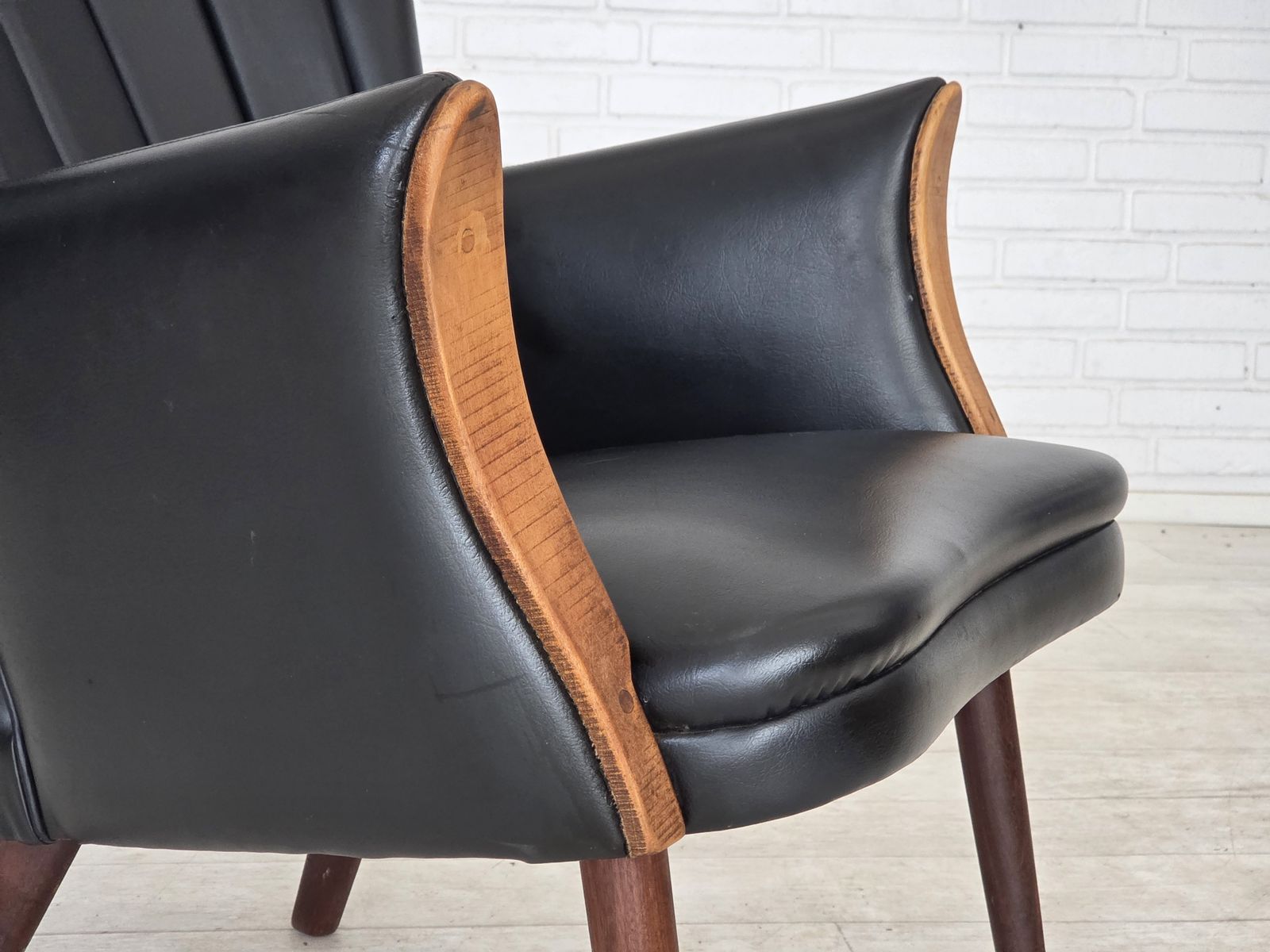 Ca. Jaren 1970, Deens Design Van Svend Skipper, Fauteuil, Model "Teddy", Kunstleer, Teakhout. photo for sale