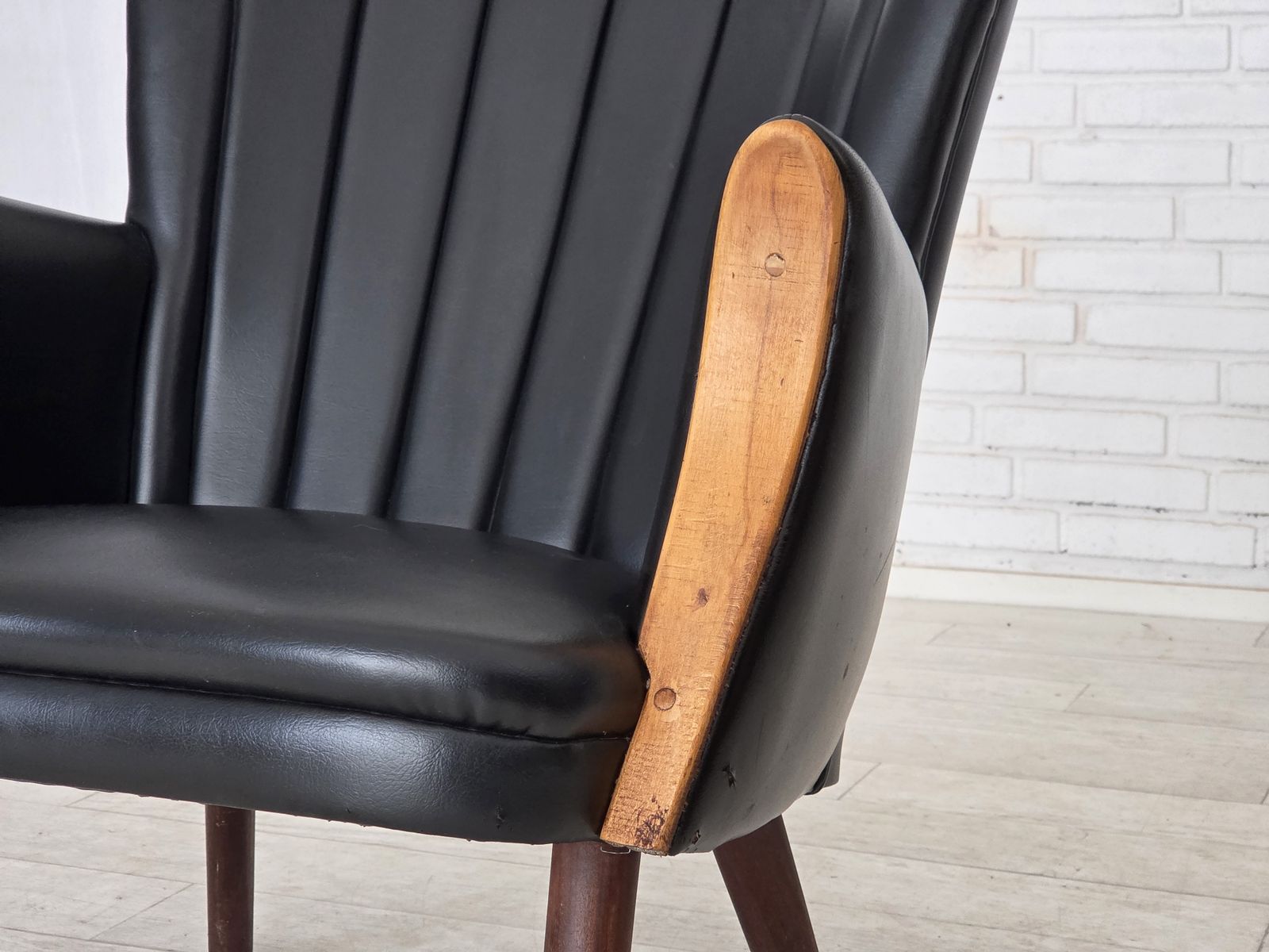 photo furniture Ca. Jaren 1970, Deens Design Van Svend Skipper, Fauteuil, Model "Teddy", Kunstleer, Teakhout.