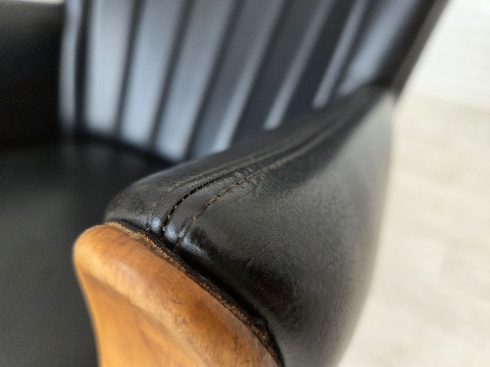 photo for sale Ca. Jaren 1970, Deens Design Van Svend Skipper, Fauteuil, Model "Teddy", Kunstleer, Teakhout.