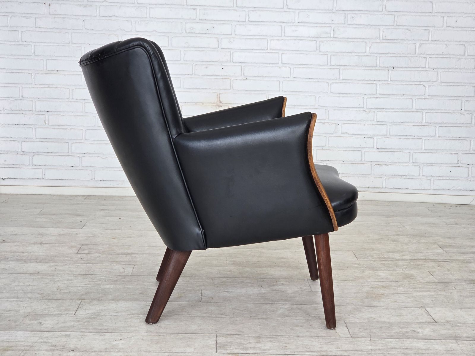Meubels Ca. Jaren 1970, Deens Design Van Svend Skipper, Fauteuil, Model "Teddy", Kunstleer, Teakhout. photo