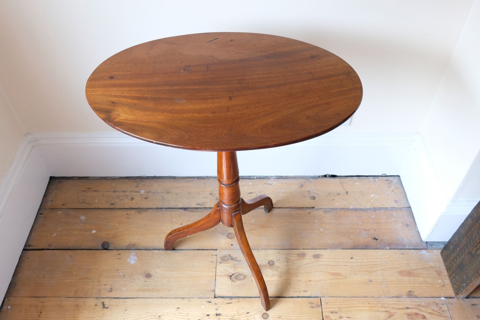 Antique Flame Mahogany Oval Wine Table — George III (C.1790) photo vinterior