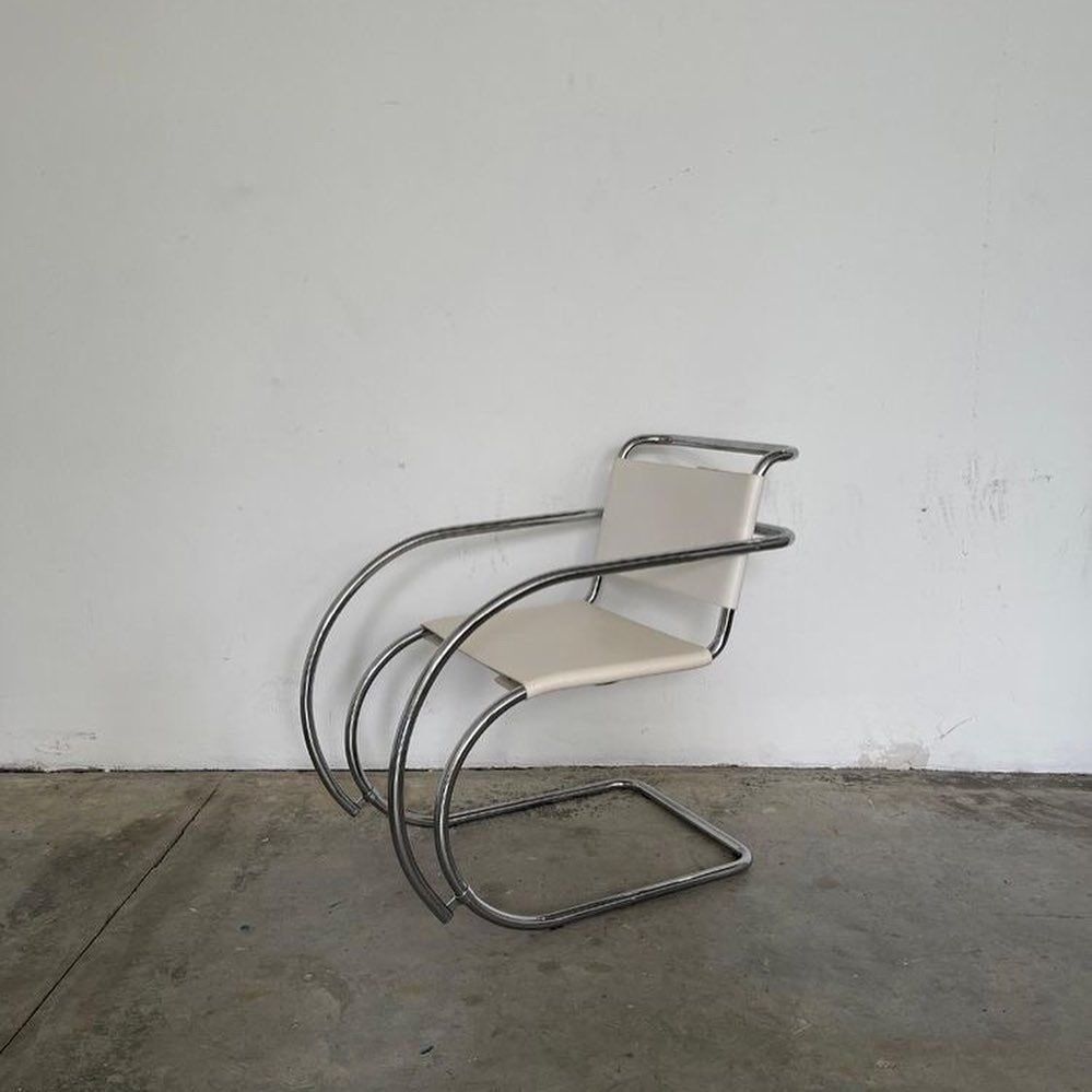 Set Of 2 Mies Van Der Rohe Mr20 Chairs In Original White Leather photo for sale