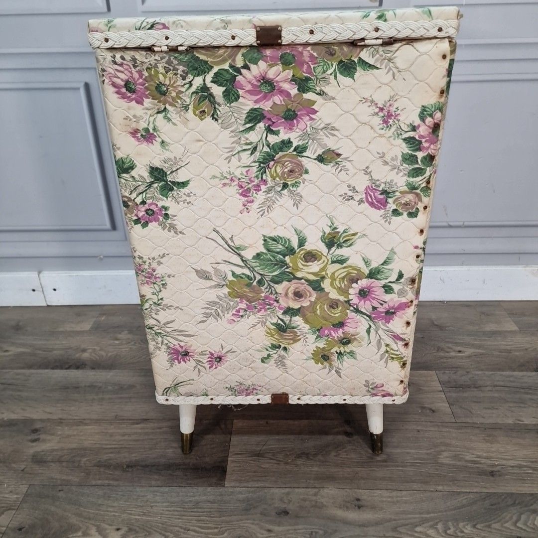 photo vintage Vintage Floral Laundry Basket – Quilted Vinyl – Retro Linen Basket – Storage Box