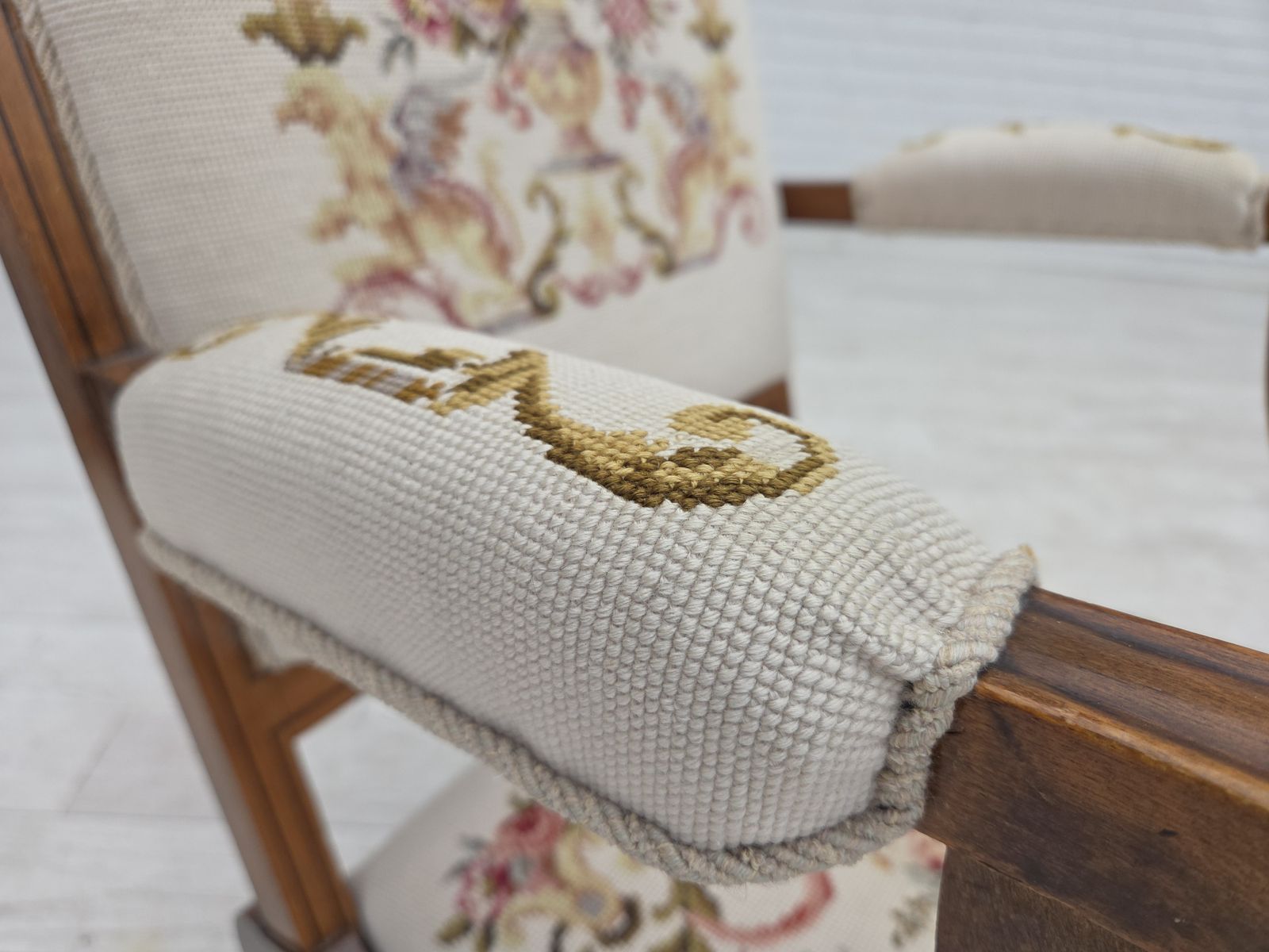 photo furniture Ca. Jaren 1930, Deense Schommelstoel Met Hoge Rugleuning, Handgeweven Wol, Essenhout.