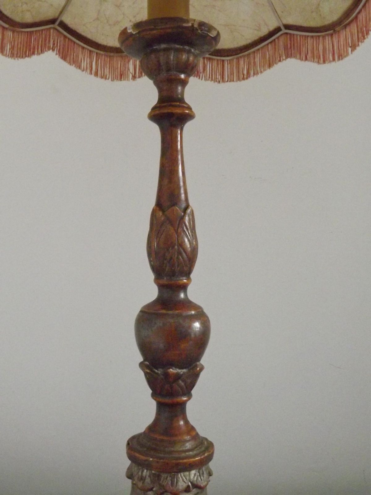 395.0 Lampe de table, bougeoir d'autel du XVIIIe siècle, abat-jour en peau photo