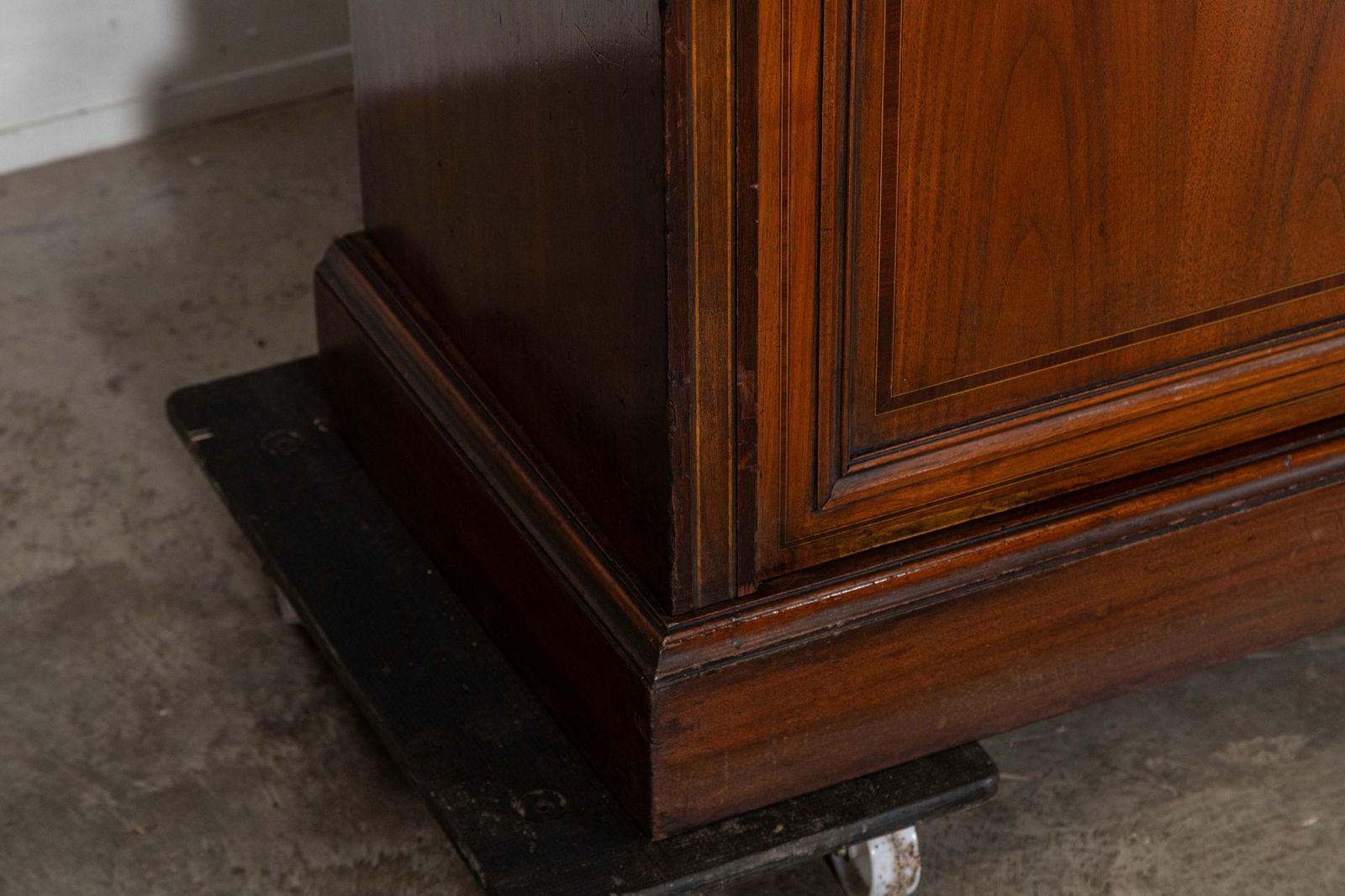 photo vinterior Large 19thc English Inlaid Mahogany Maple & Co Library Bookcase