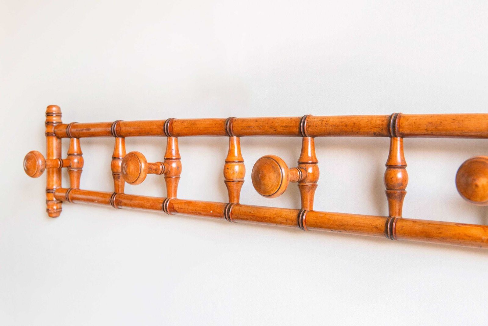 Antieke Franse Houten Kapstok Met Gedraaide, Draaibare Haken – Wandmontage, Begin 20e Eeuw photo furniture