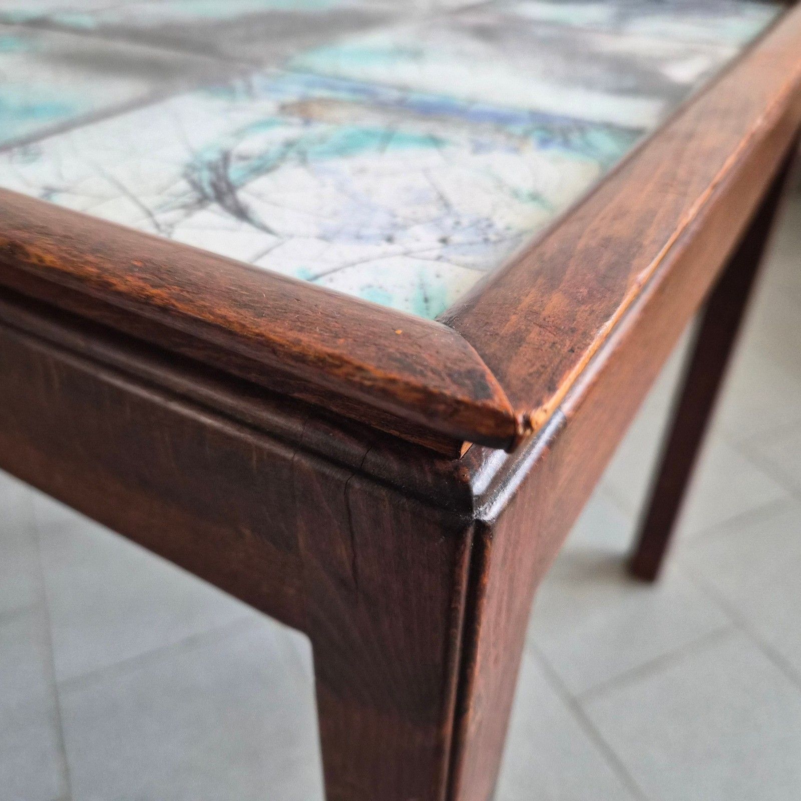 photo furniture Table d'appoint vintage scandinave 1940 de Frits Henningsen en teck & céramique