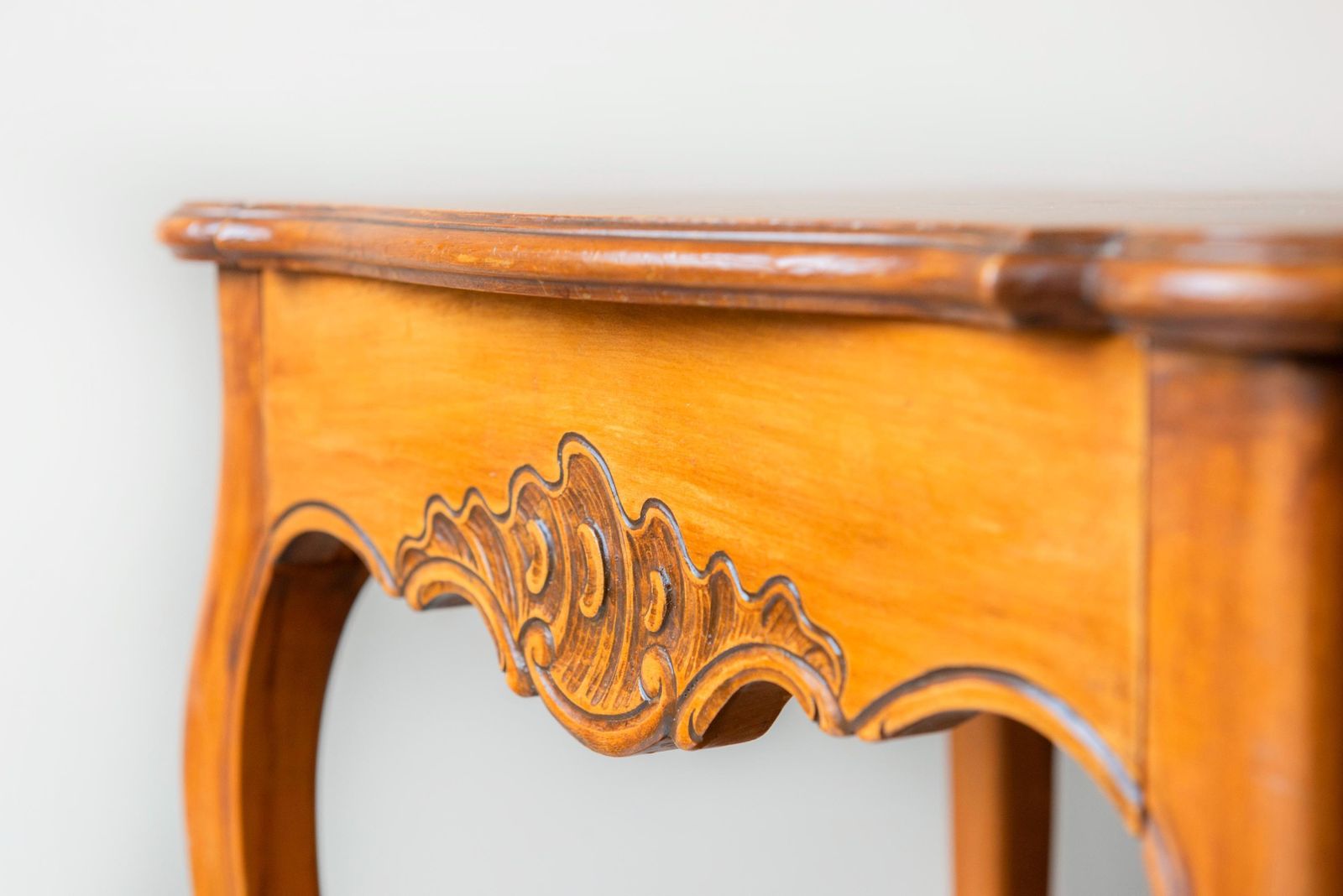 Vintage Franse Landelijke Bijzettafel Met Lade En Onderplank – Rustiek Accent Tafel Met Geschulpte Rand photo for sale