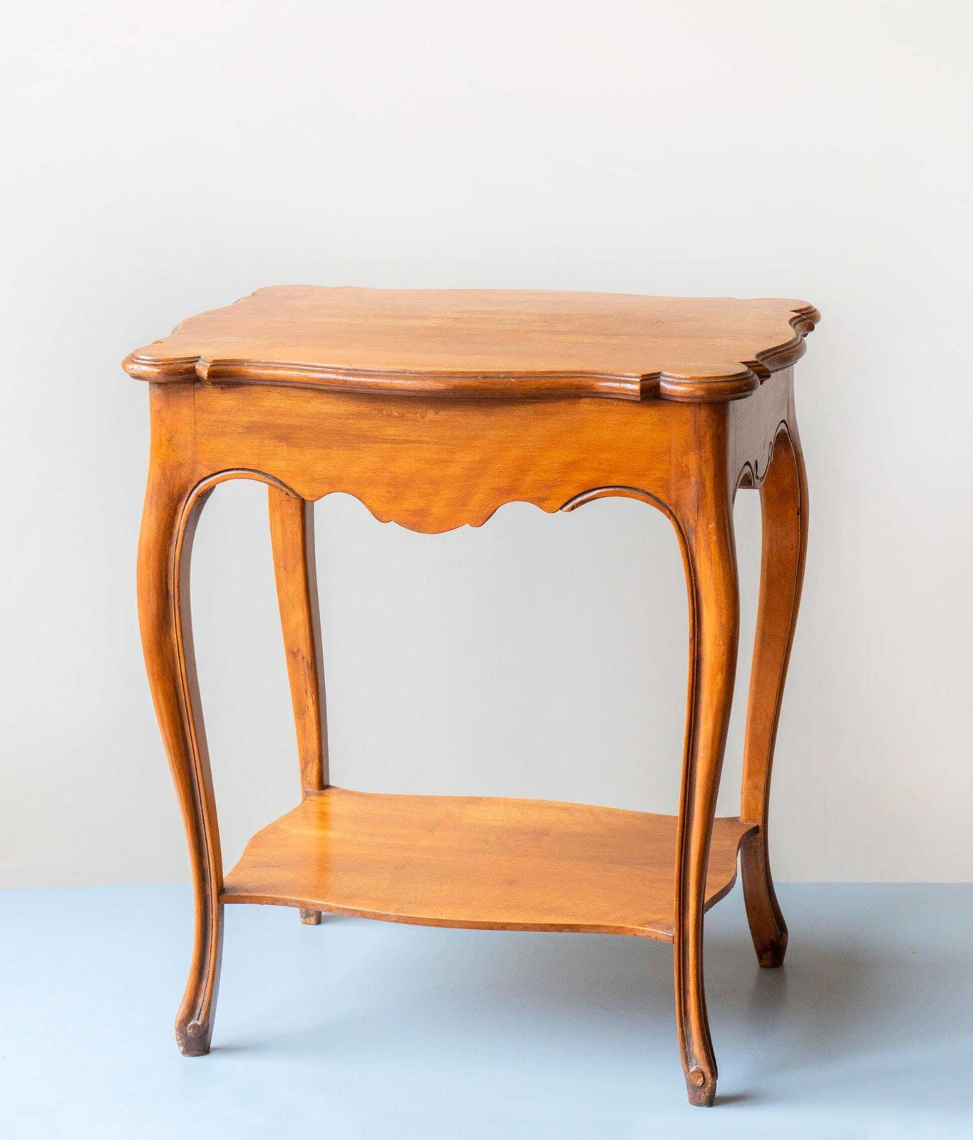 photo for sale Vintage Franse Landelijke Bijzettafel Met Lade En Onderplank – Rustiek Accent Tafel Met Geschulpte Rand