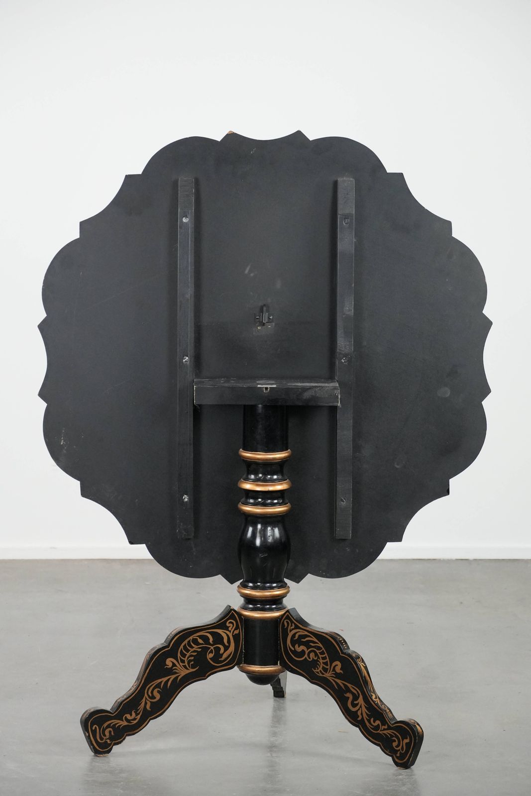 Stunning Antique English Hand Painted Floral Tilt Top Table From The Late 19th Century. photo vinterior