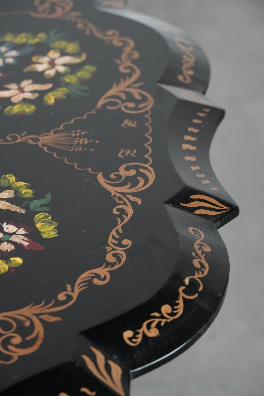 photo furniture Stunning Antique English Hand Painted Floral Tilt Top Table From The Late 19th Century.