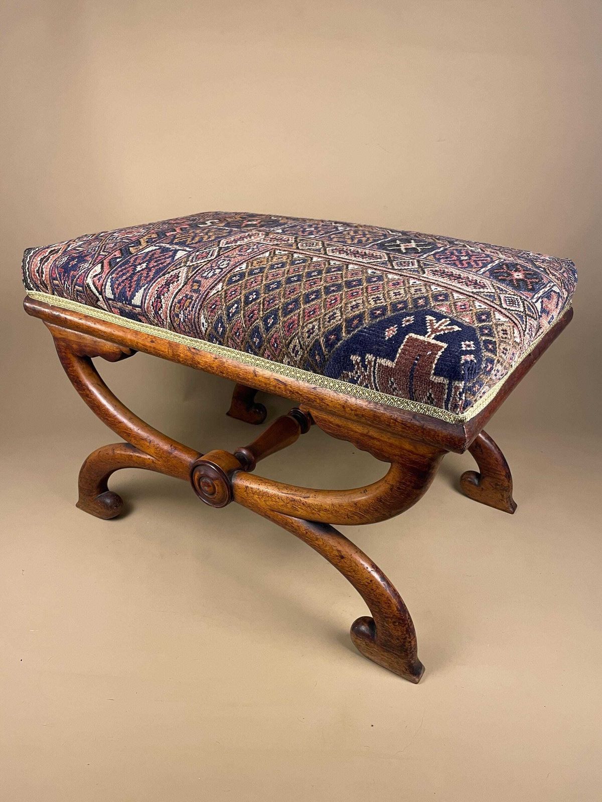 photo vintage Antique Hallway Bench X Frame Curule Stool Upholstered Carpet Top Seat Wooden Legs Cottage Farmhouse Furniture Regency Savonarola Style