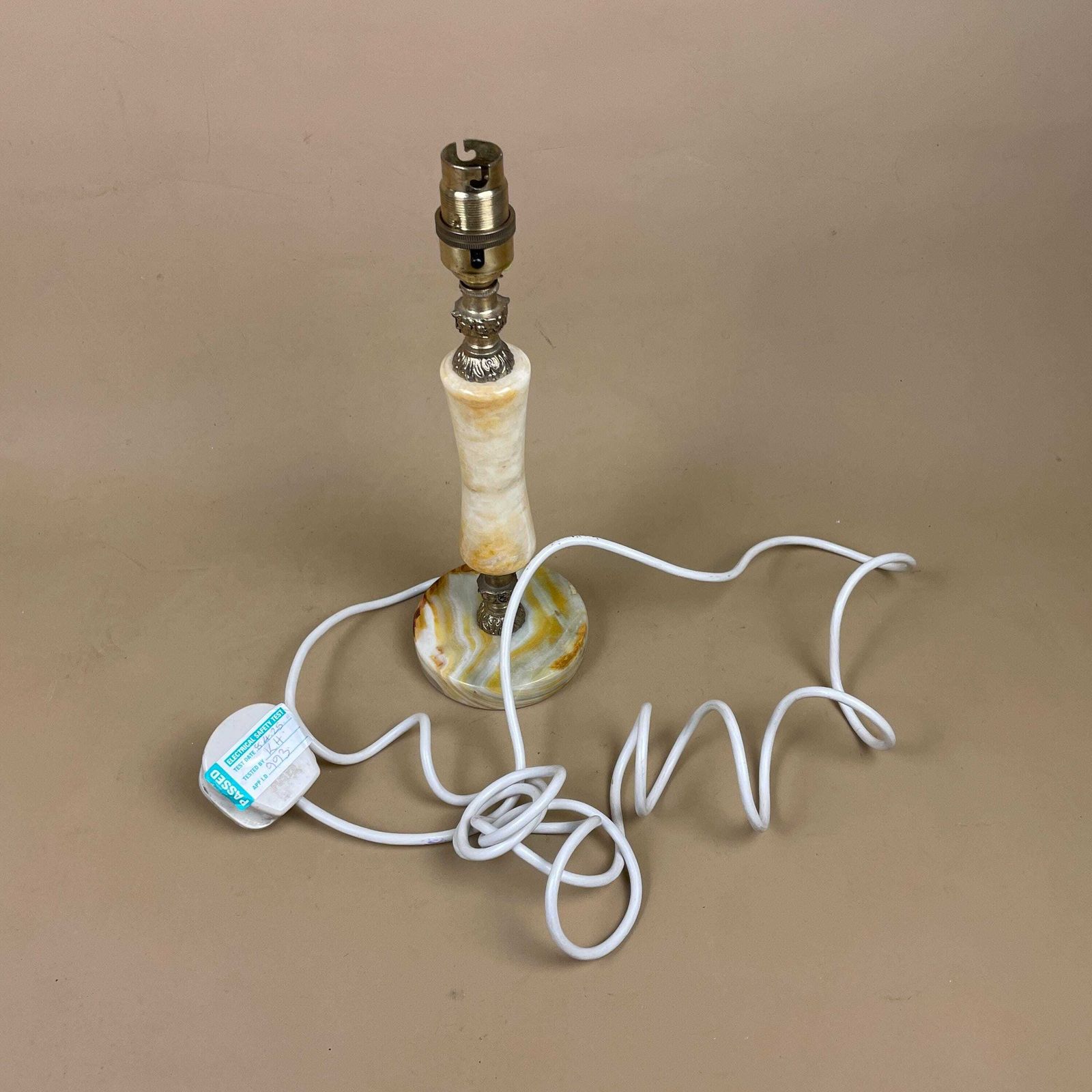 photo furniture Antique Onyx Marble Lamp Light Beige Gold Brass Bedside Side Table Desk Marbled Patterned Vintage Downton Stone Heavy Round Base Classic