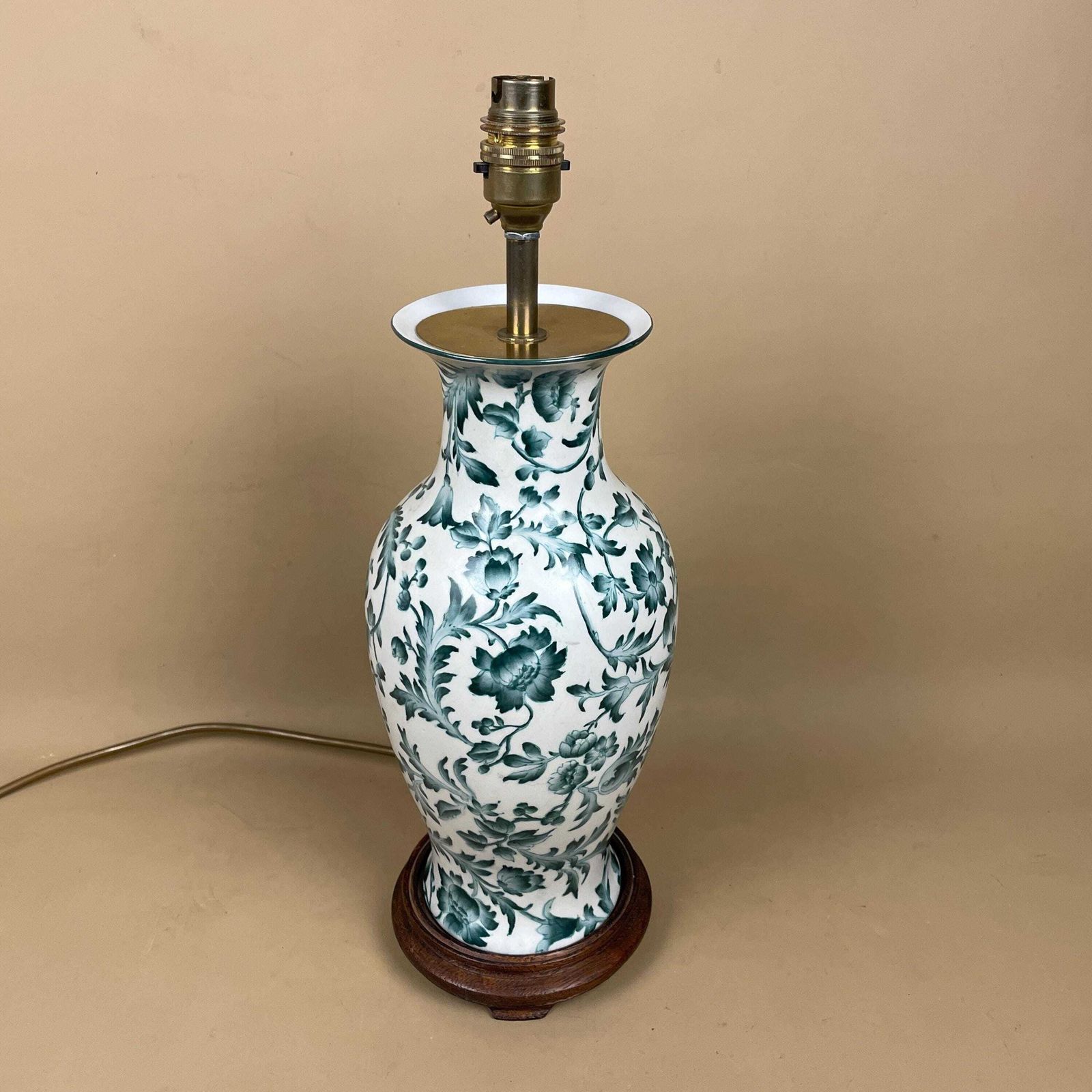 Oriental Ceramic Lamp White Hand Painted Floral Vintage Porcelain Table Classic Chinoiserie Ornate Pattern Wood Base Antique Chinese Vase