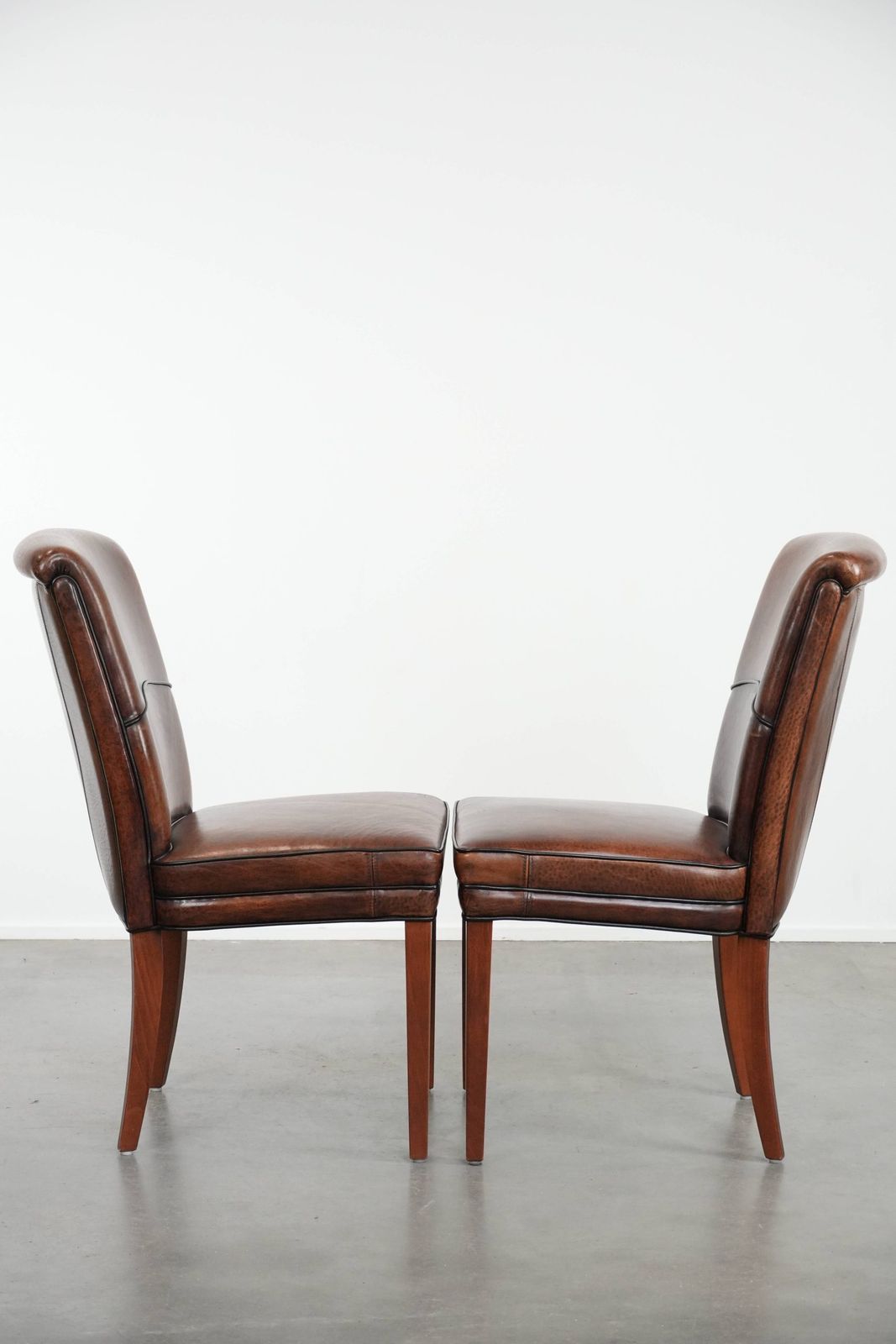 Set Van 2 Schapenvachten Eetkamerstoelen Met Karakter En Warme Kleuren photo furniture