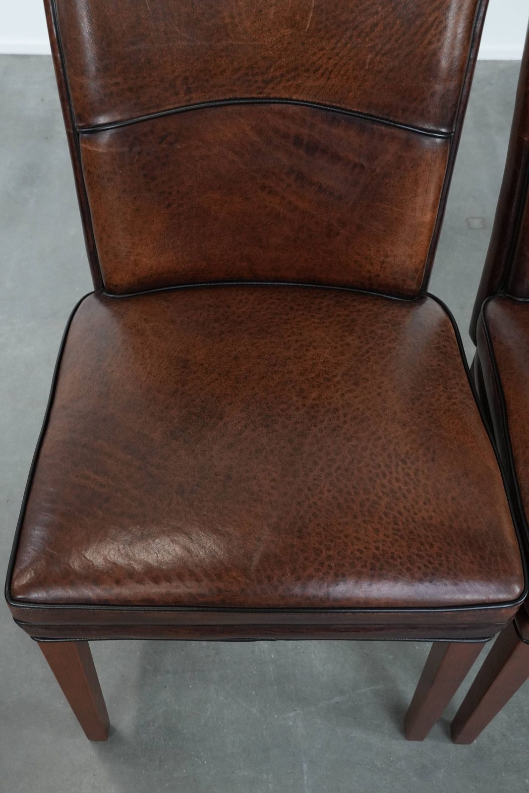 Set Van 2 Schapenvachten Eetkamerstoelen Met Karakter En Warme Kleuren photo 1079.0