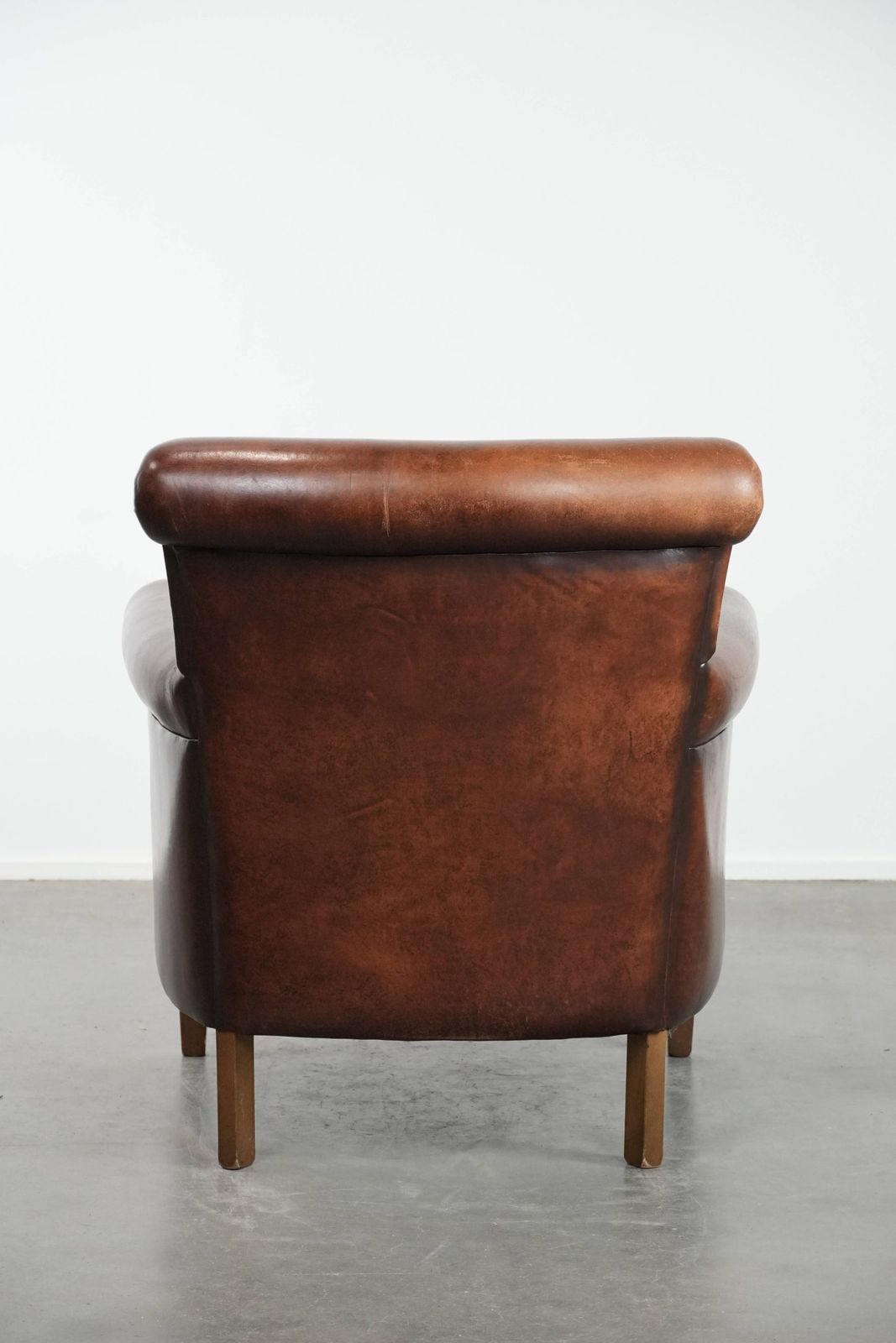 Luxueuze Schapenleren Fauteuil Met Een Tijdloze Uitstraling En Een Mooie Donkere Kleur photo Meubels