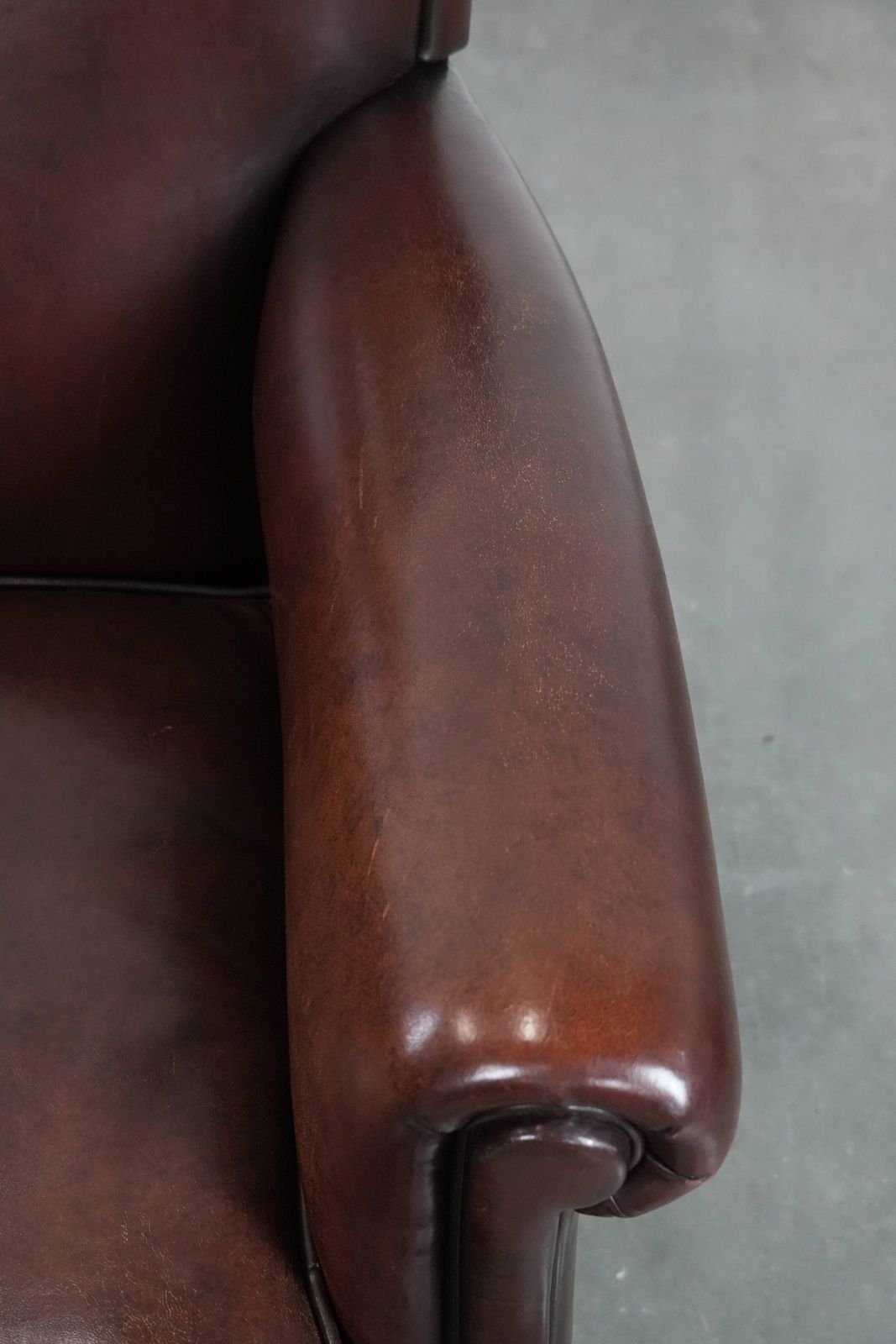 Luxueuze Schapenleren Fauteuil Met Een Tijdloze Uitstraling En Een Mooie Donkere Kleur photo vintage