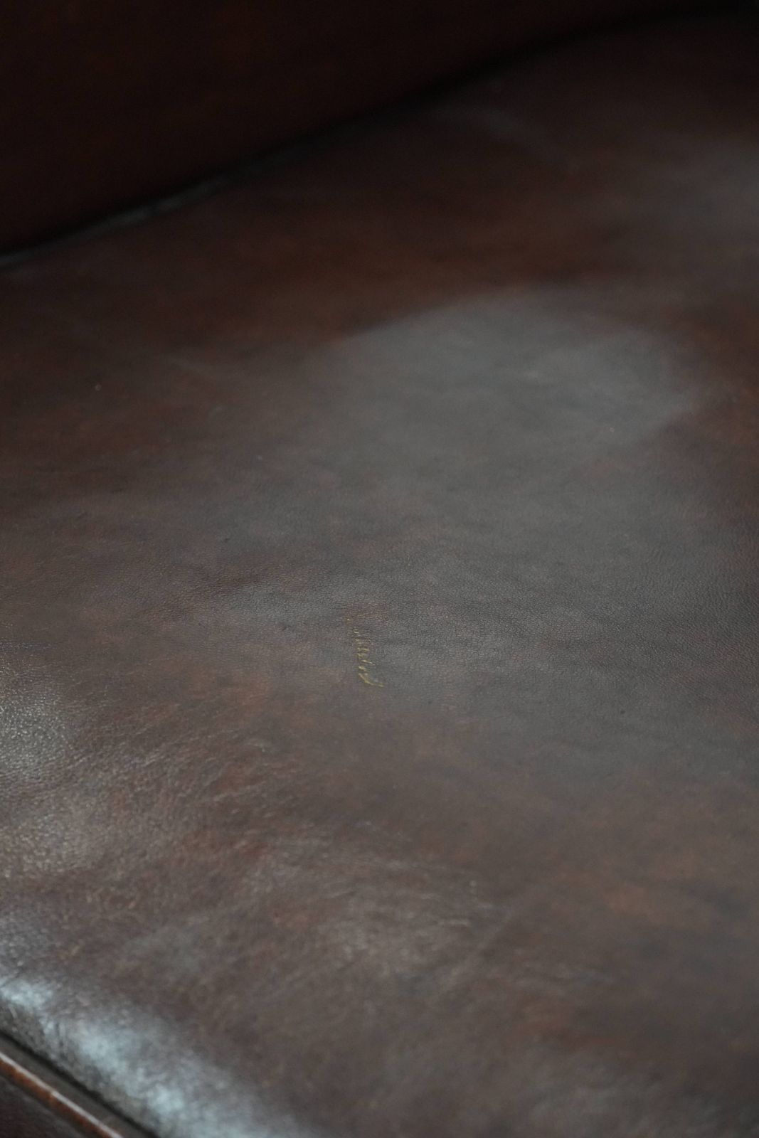982.0 Luxueuze Schapenleren Fauteuil Met Een Tijdloze Uitstraling En Een Mooie Donkere Kleur photo