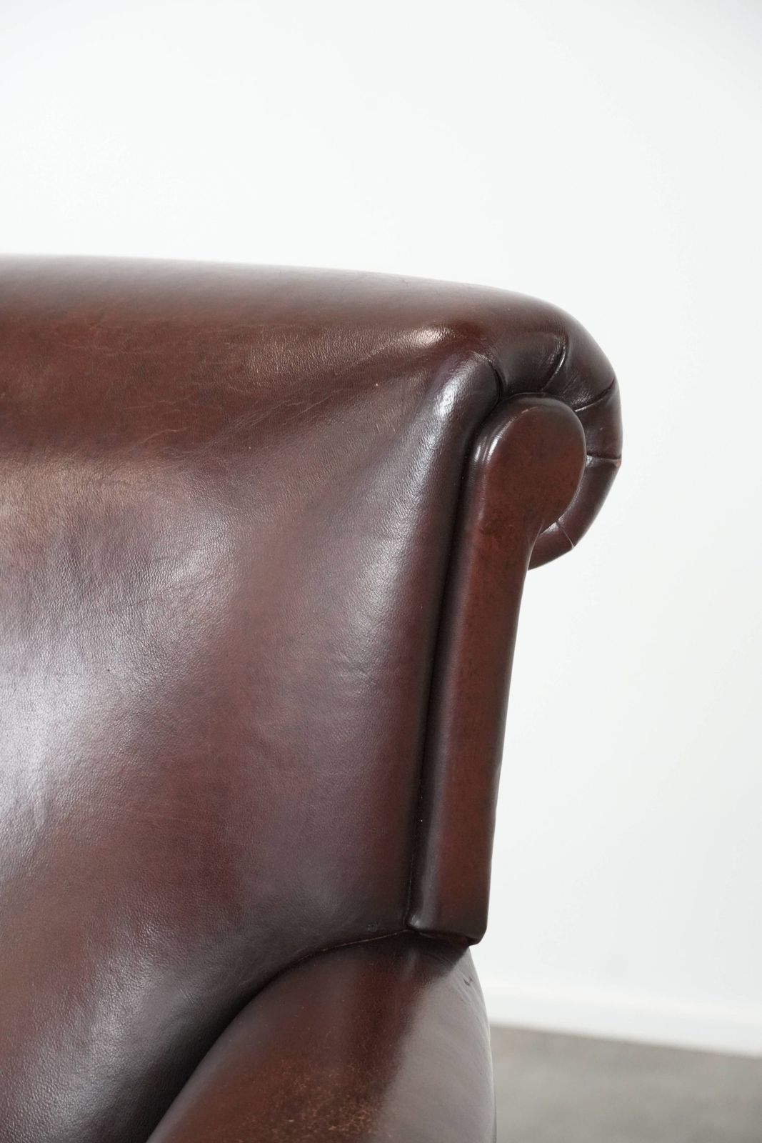 photo vinterior Luxueuze Schapenleren Fauteuil Met Een Tijdloze Uitstraling En Een Mooie Donkere Kleur