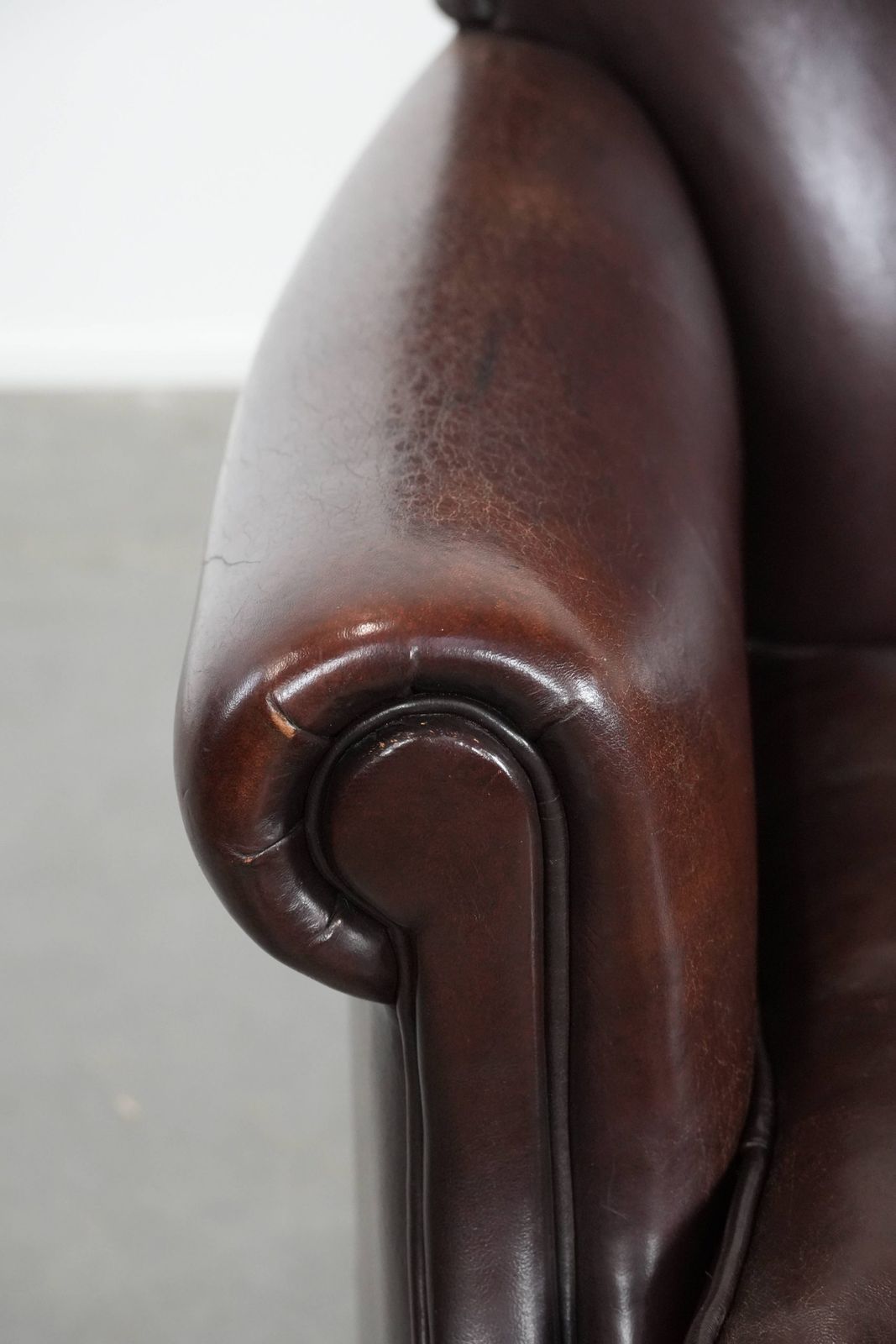 photo buy Luxueuze Schapenleren Fauteuil Met Een Tijdloze Uitstraling En Een Mooie Donkere Kleur