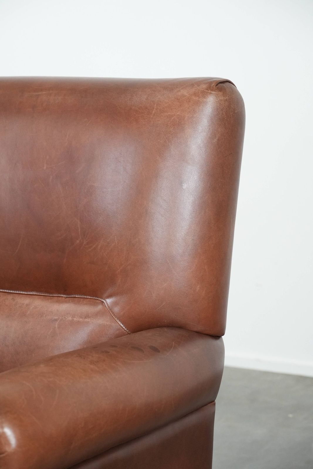 Meubels Comfortabele Fauteuil Van Cognackleurig Koeienleer In Engelse Stijl photo
