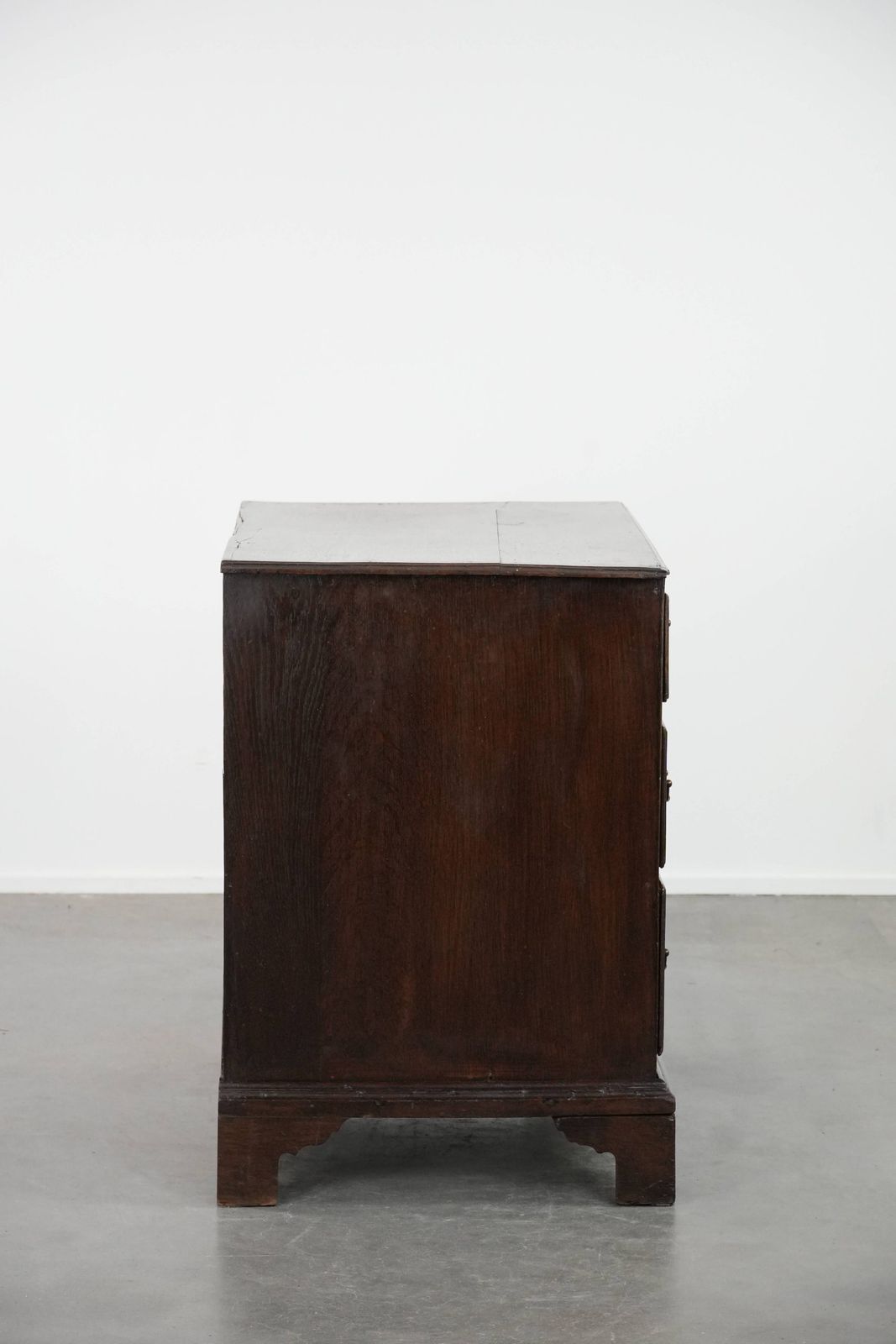 Subtle English Antique Oak Chest Of Drawers From The 18th Century In A Nice Modest Size With A Beautiful Patina photo Furniture