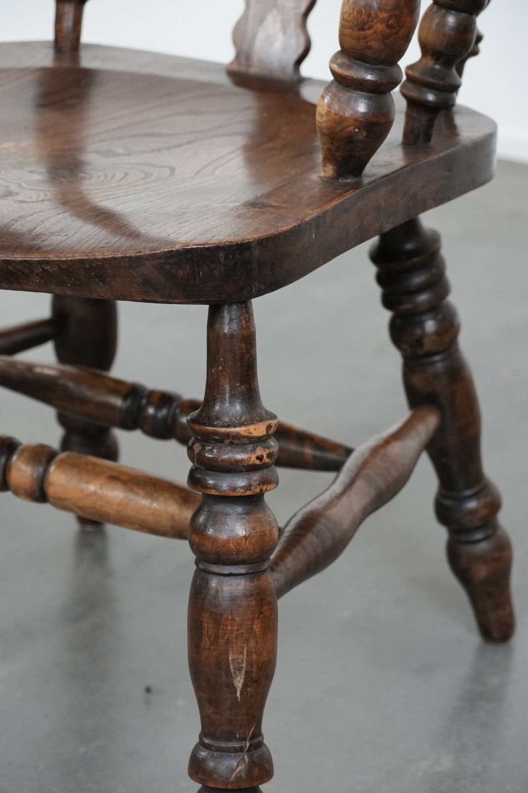 photo vinterior Set Of Two Antique English Highback Windsor Chairs From The 18th Century With A Beautiful Color Scheme
