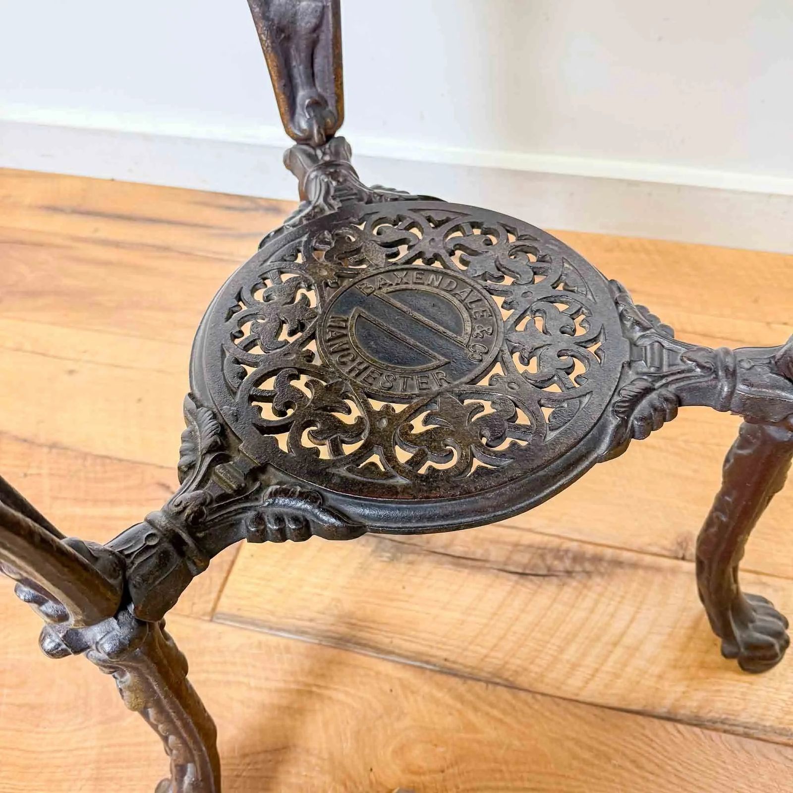 photo furniture Victorian Baxendale & Co Britannia Cast Iron Pub Table