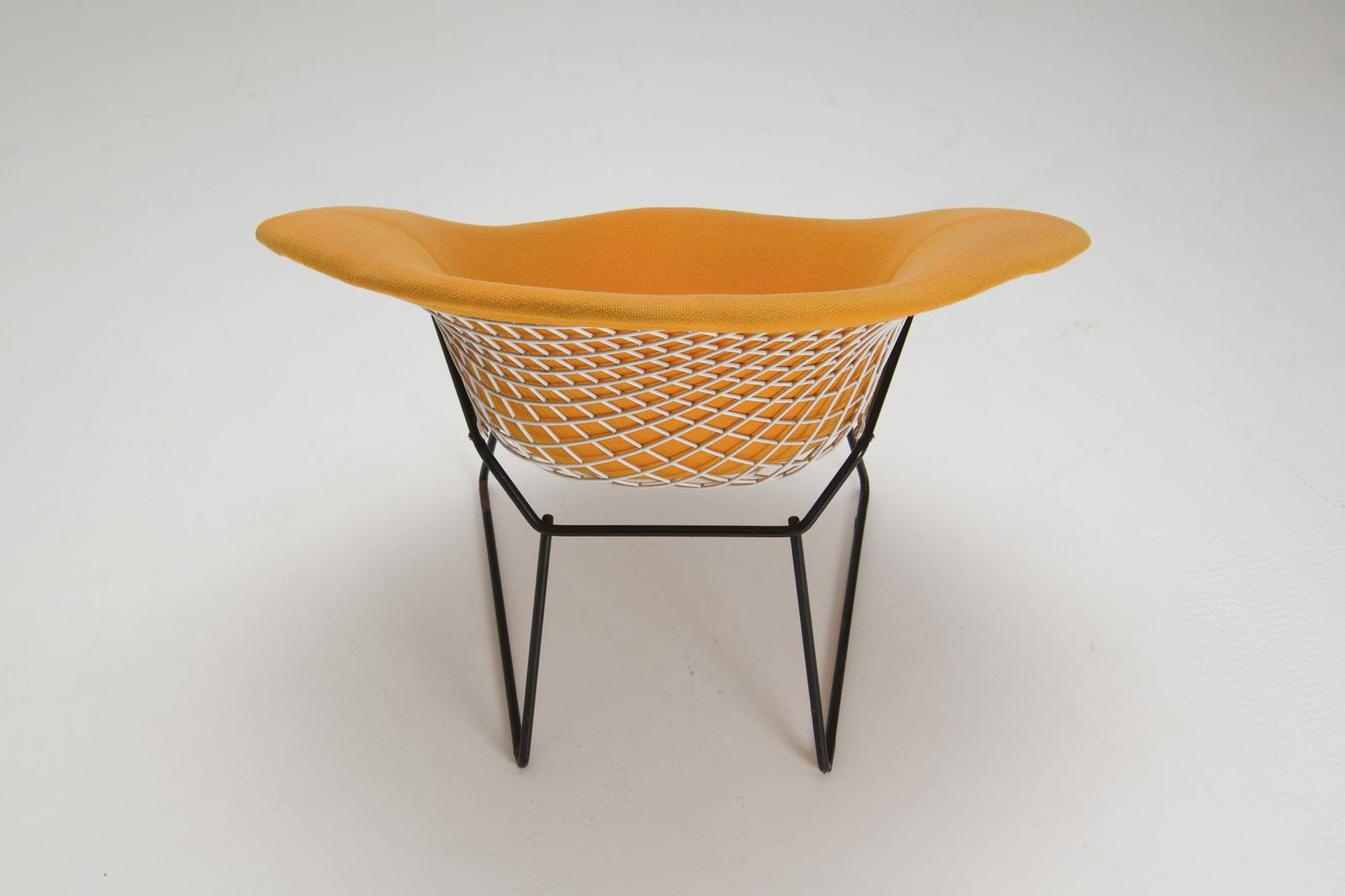 Diamond Chair – Yellow Upholstery   Harry Bertoia photo vintage