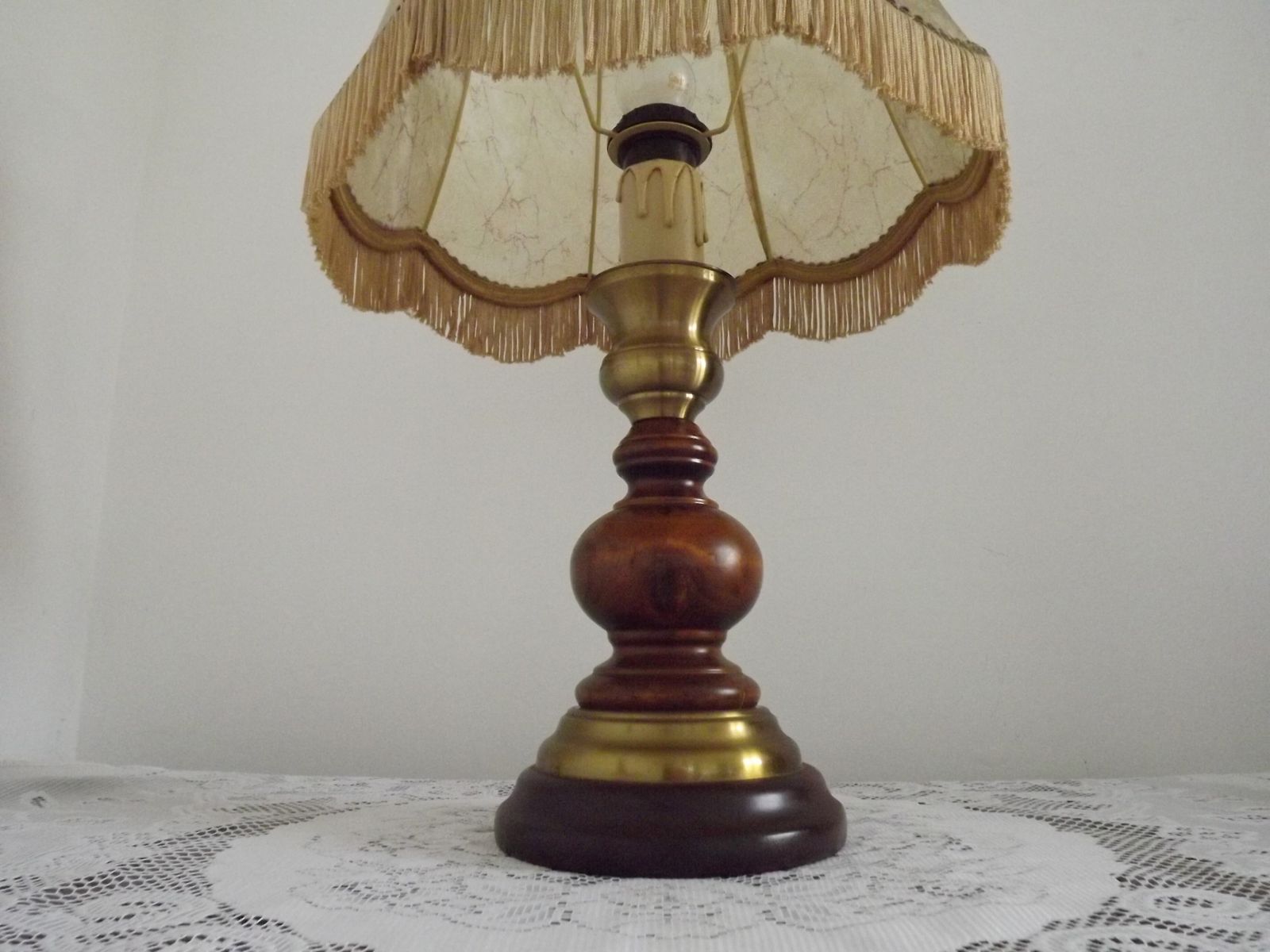 Lampe de table mid-century française en laiton et bois tourné, abat-jour en peau photo buy