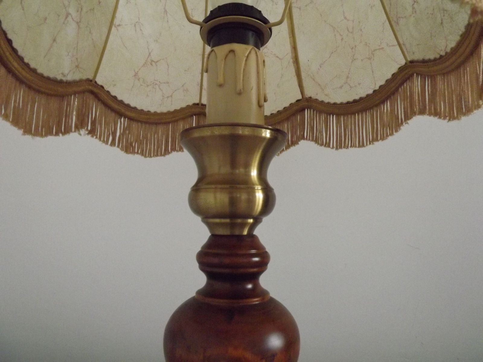 Lampe de table mid-century française en laiton et bois tourné, abat-jour en peau photo vintage