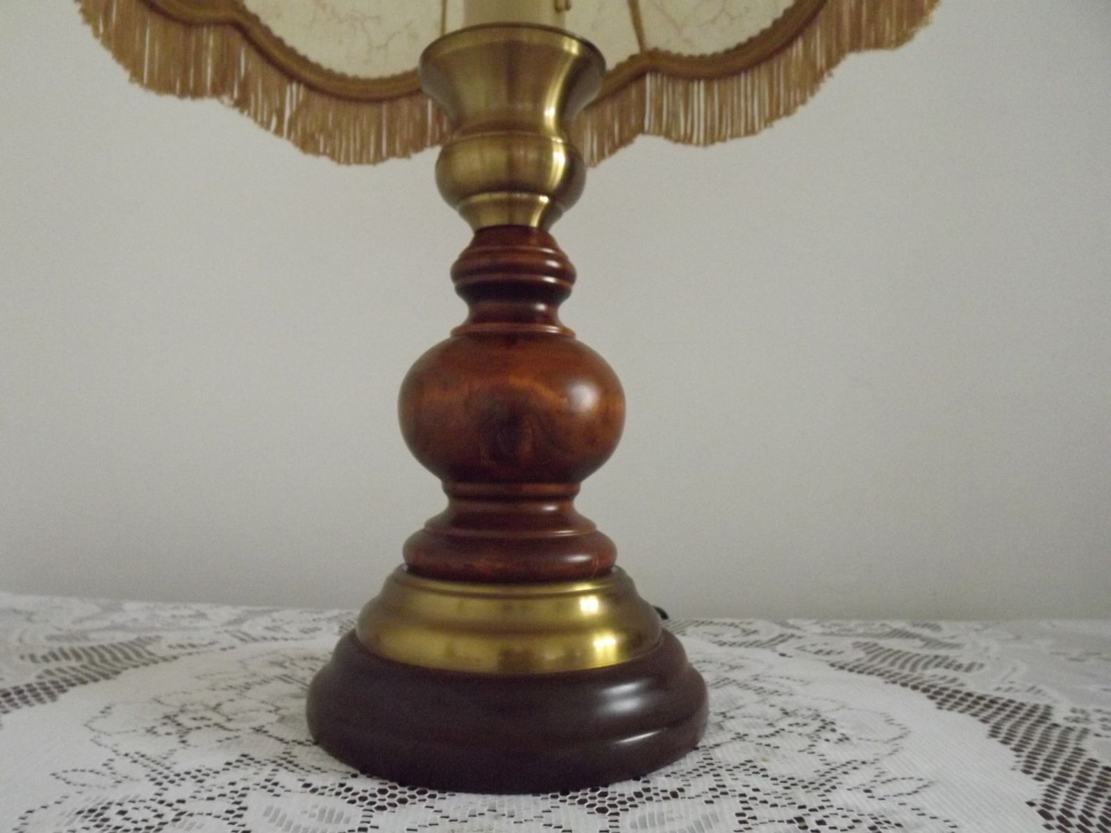 photo furniture Lampe de table mid-century française en laiton et bois tourné, abat-jour en peau