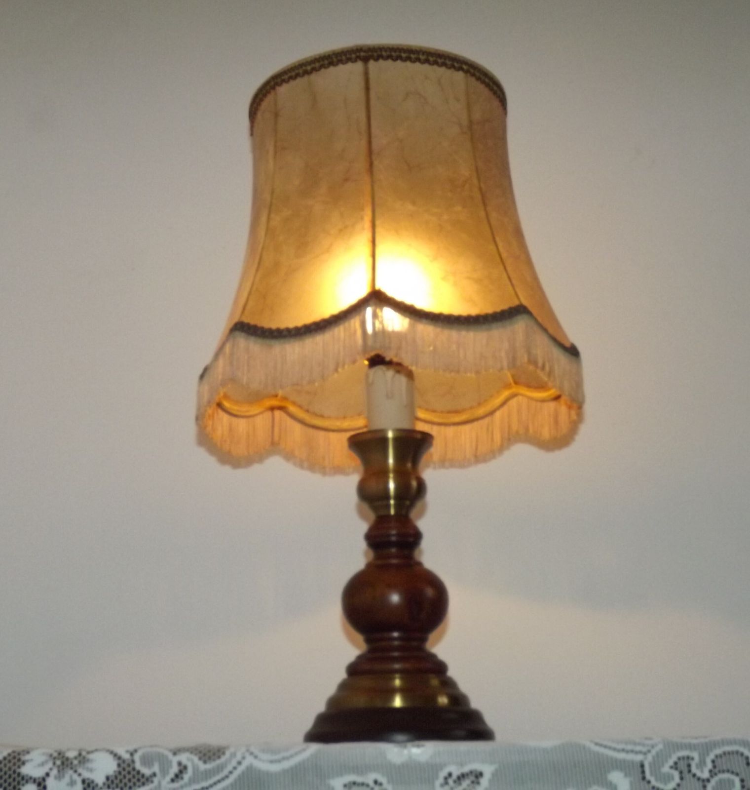 photo vinterior Lampe de table mid-century française en laiton et bois tourné, abat-jour en peau