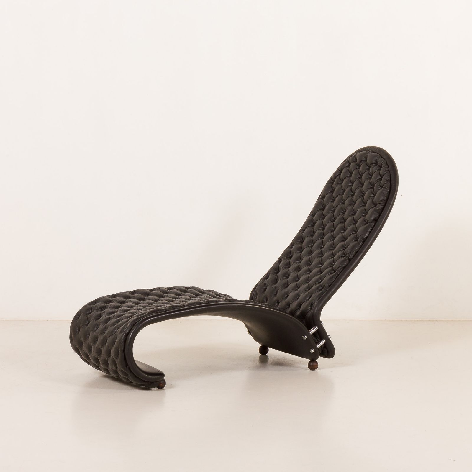 Verner Panton Black Leather Chaise Longue For Fritz Hansen, 1970s photo vinterior