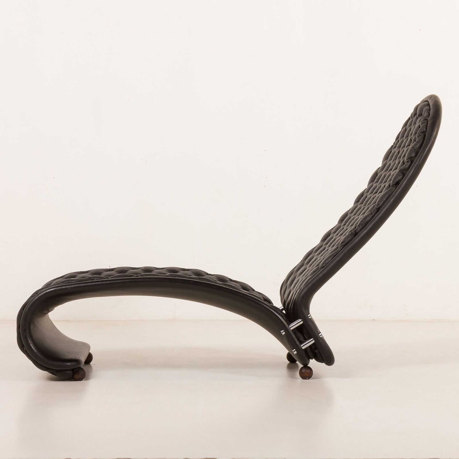 photo for sale Verner Panton Black Leather Chaise Longue For Fritz Hansen, 1970s