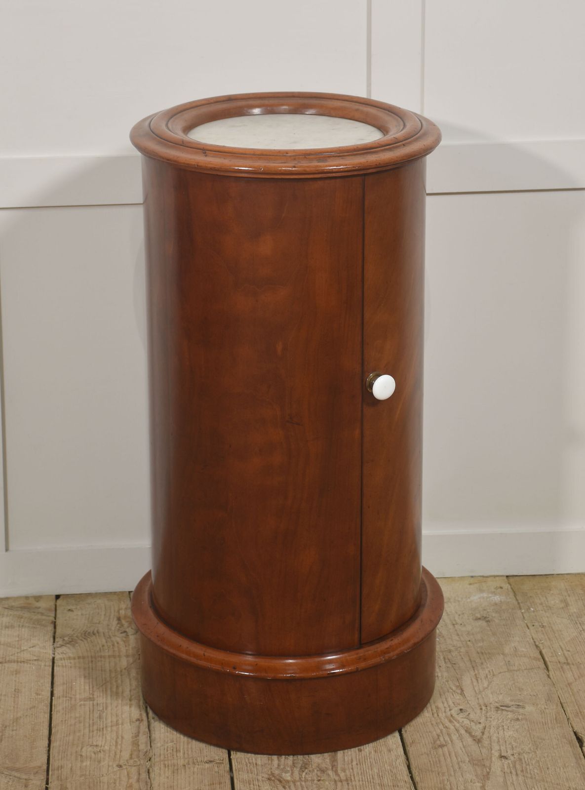 Early Victorian Flame Mahogany Circular Bedside Cabinet photo 1074.0